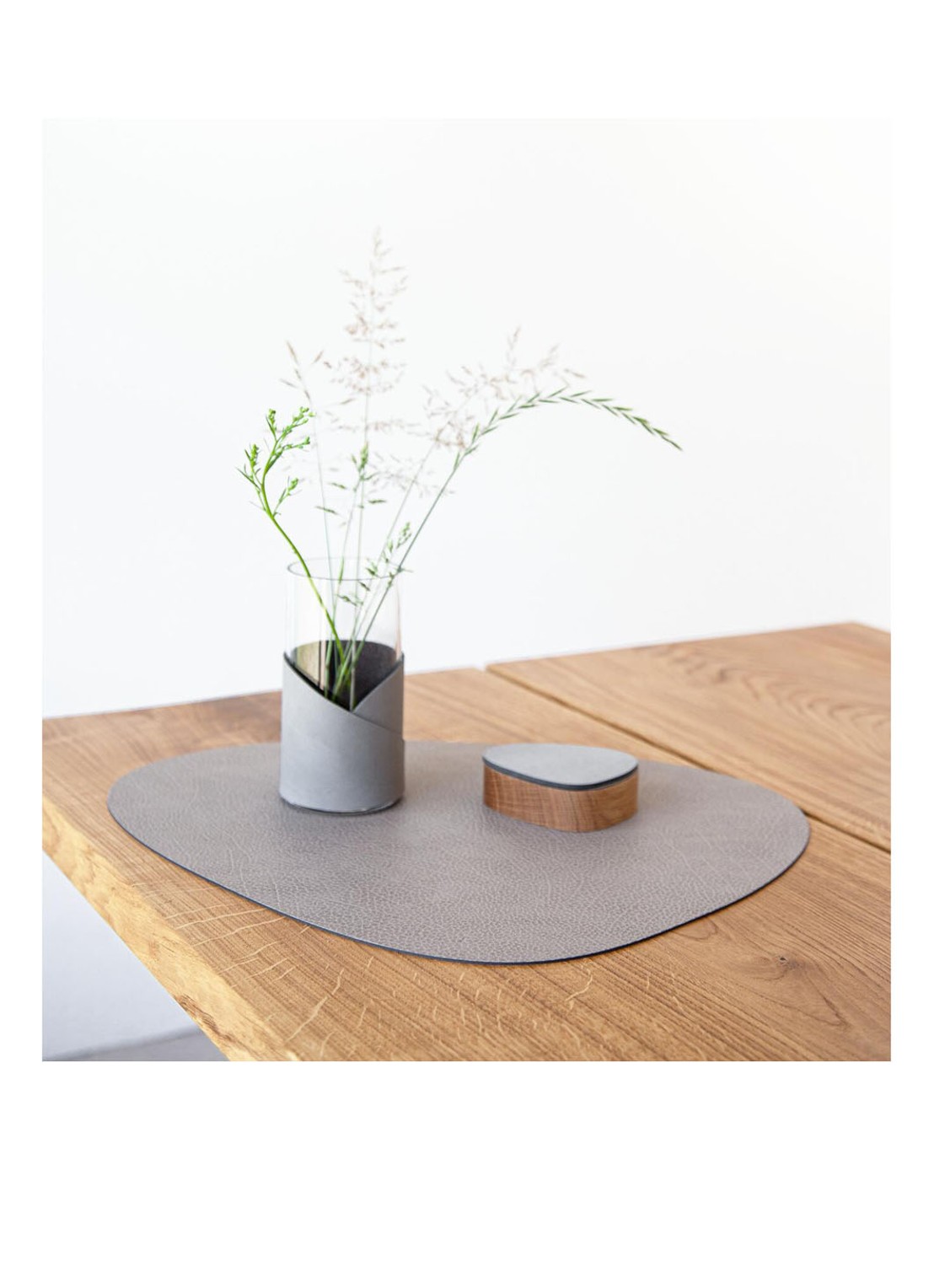 LIND DNA Curve placemat van  leer 37 x 44 cm  - achterkant donkerbeige