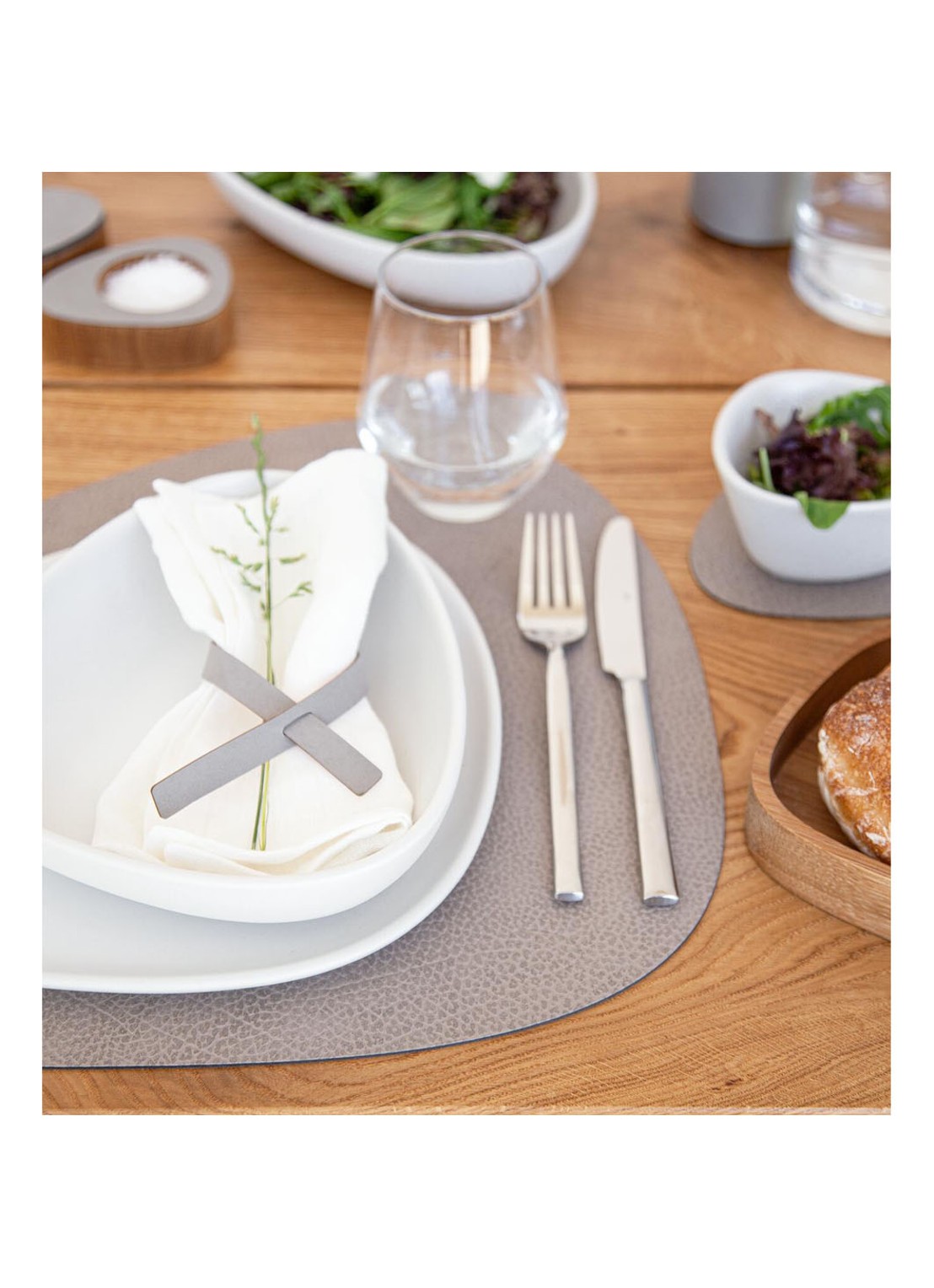 LIND DNA Curve placemat van  leer 37 x 44 cm  - detail 2 donkerbeige