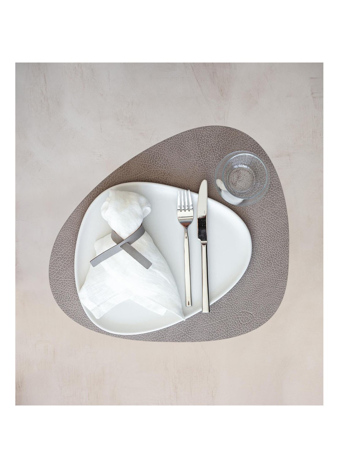 LIND DNA Curve placemat van  leer 37 x 44 cm  - voorkant 4 donkerbeige
