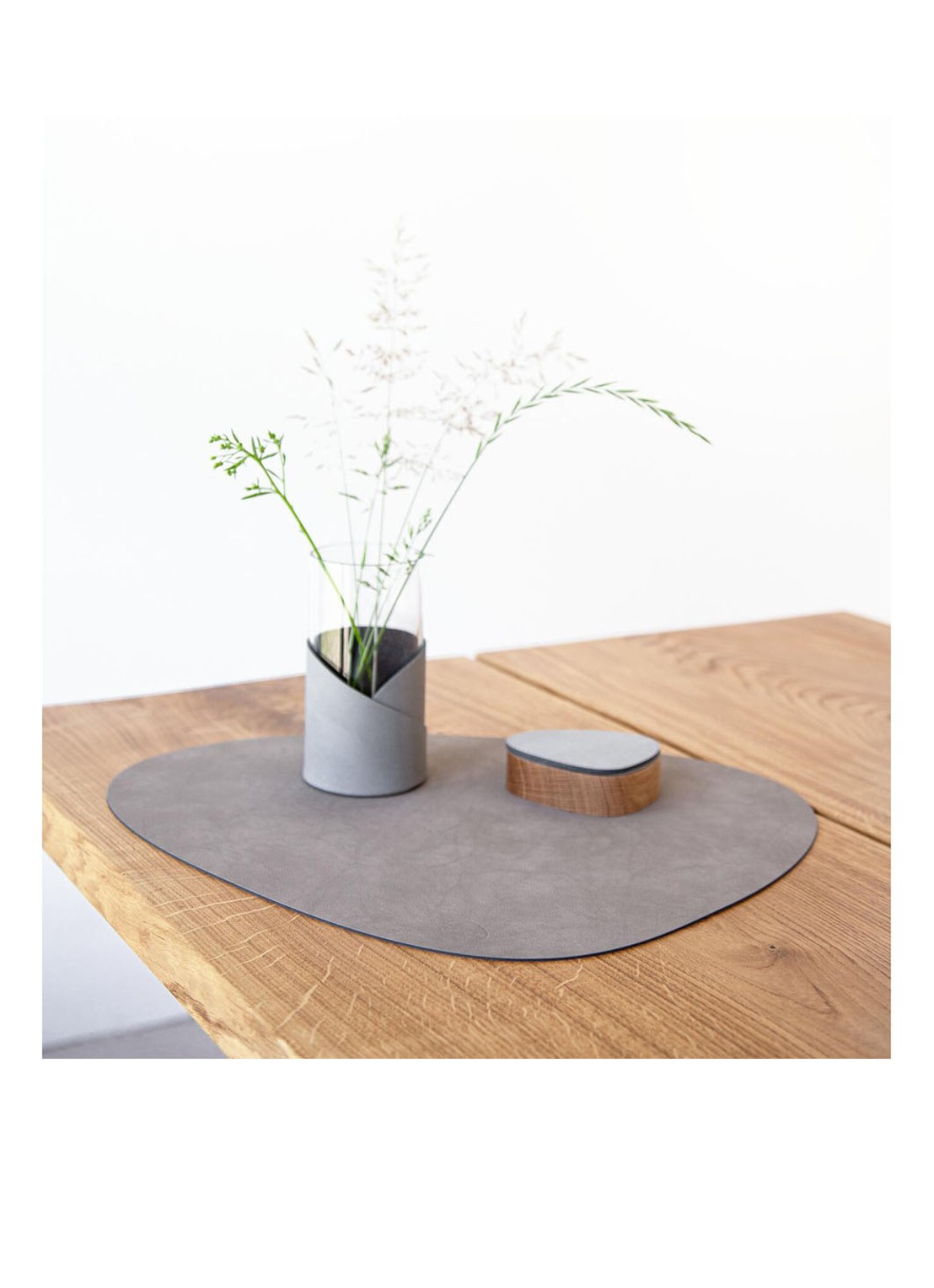 LIND DNA Curve placemat van  leer 37 x 44 cm  - achterkant zand
