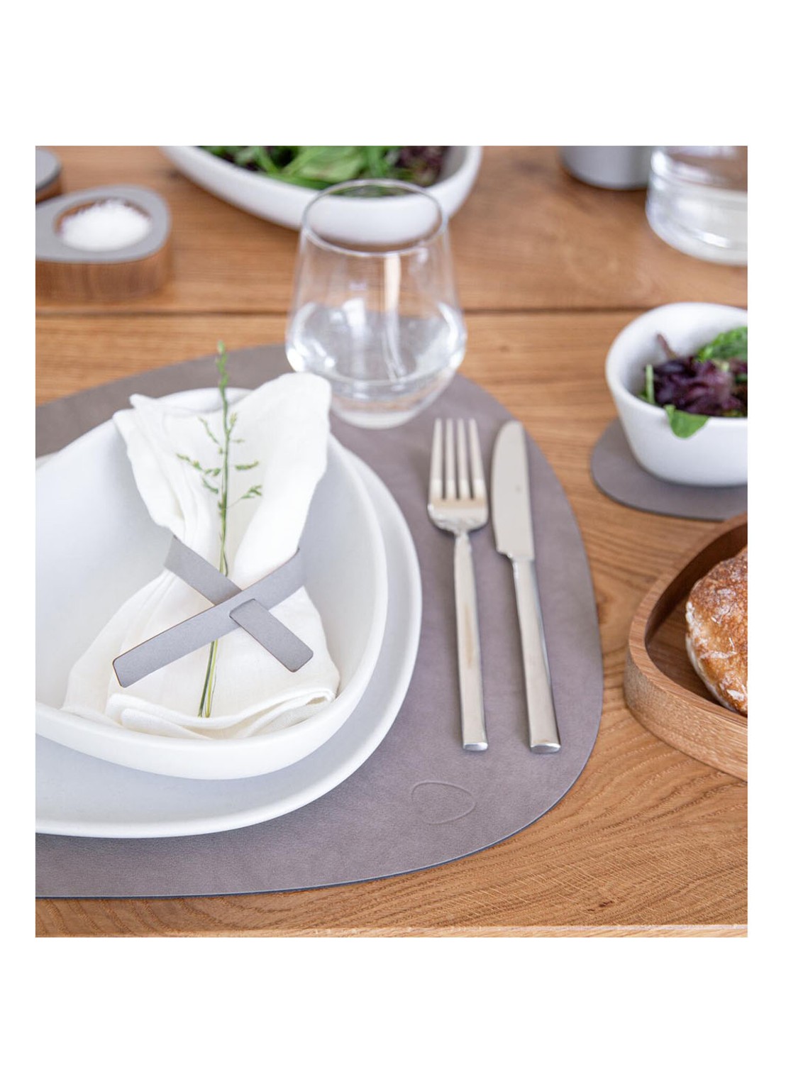 LIND DNA Curve placemat van  leer 37 x 44 cm  - detail 2 zand