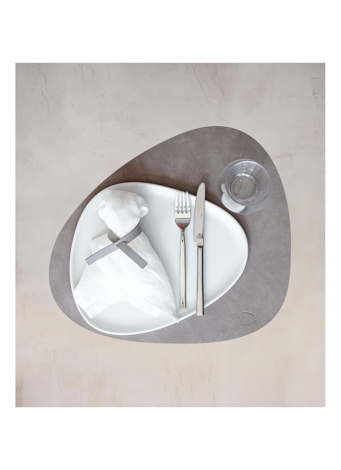 LIND DNA Curve placemat van  leer 37 x 44 cm  - voorkant 4 zand