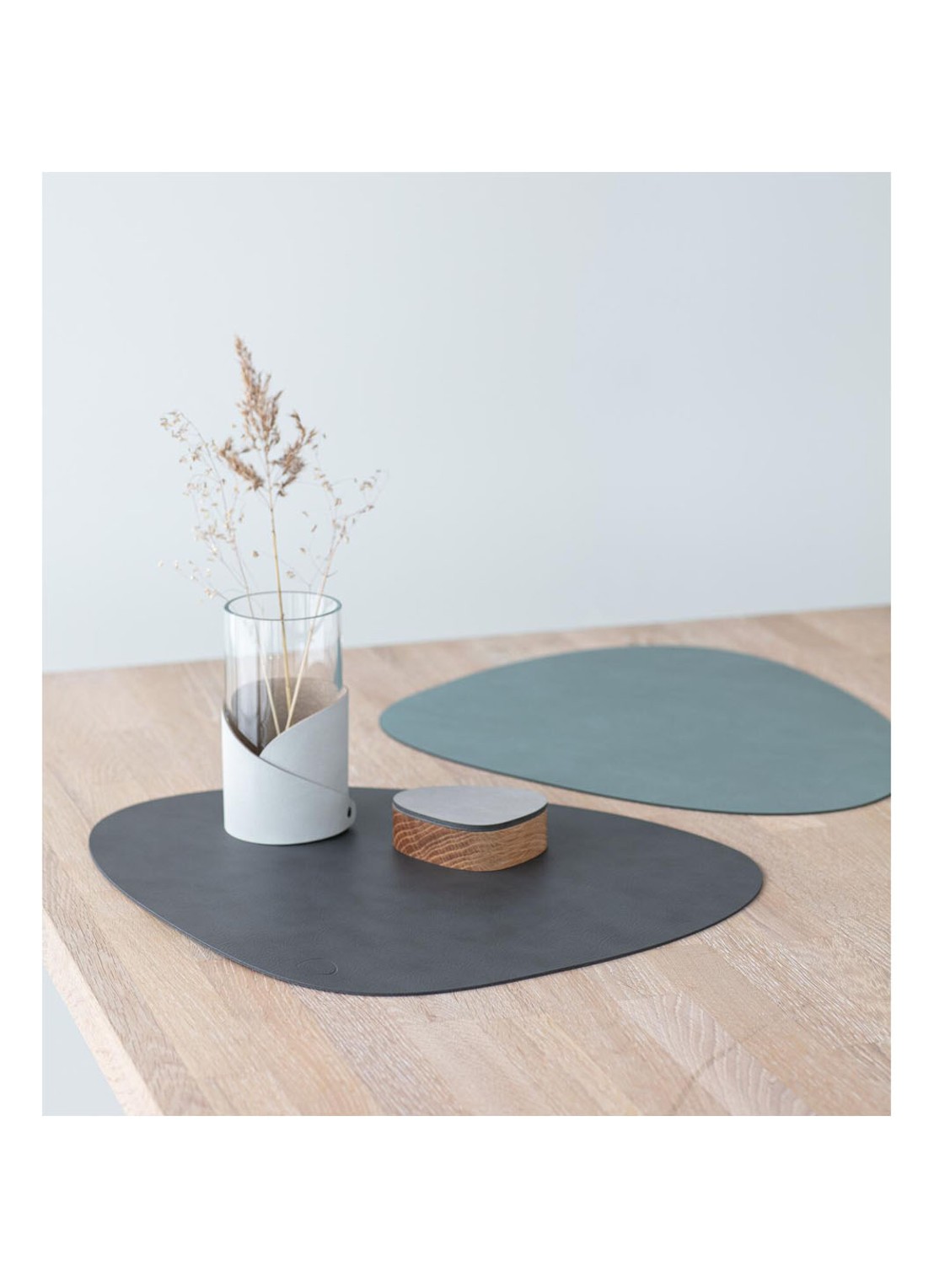 LIND DNA Curve reversible placemat van leer 37 x 44 cm - detail 2 grijs