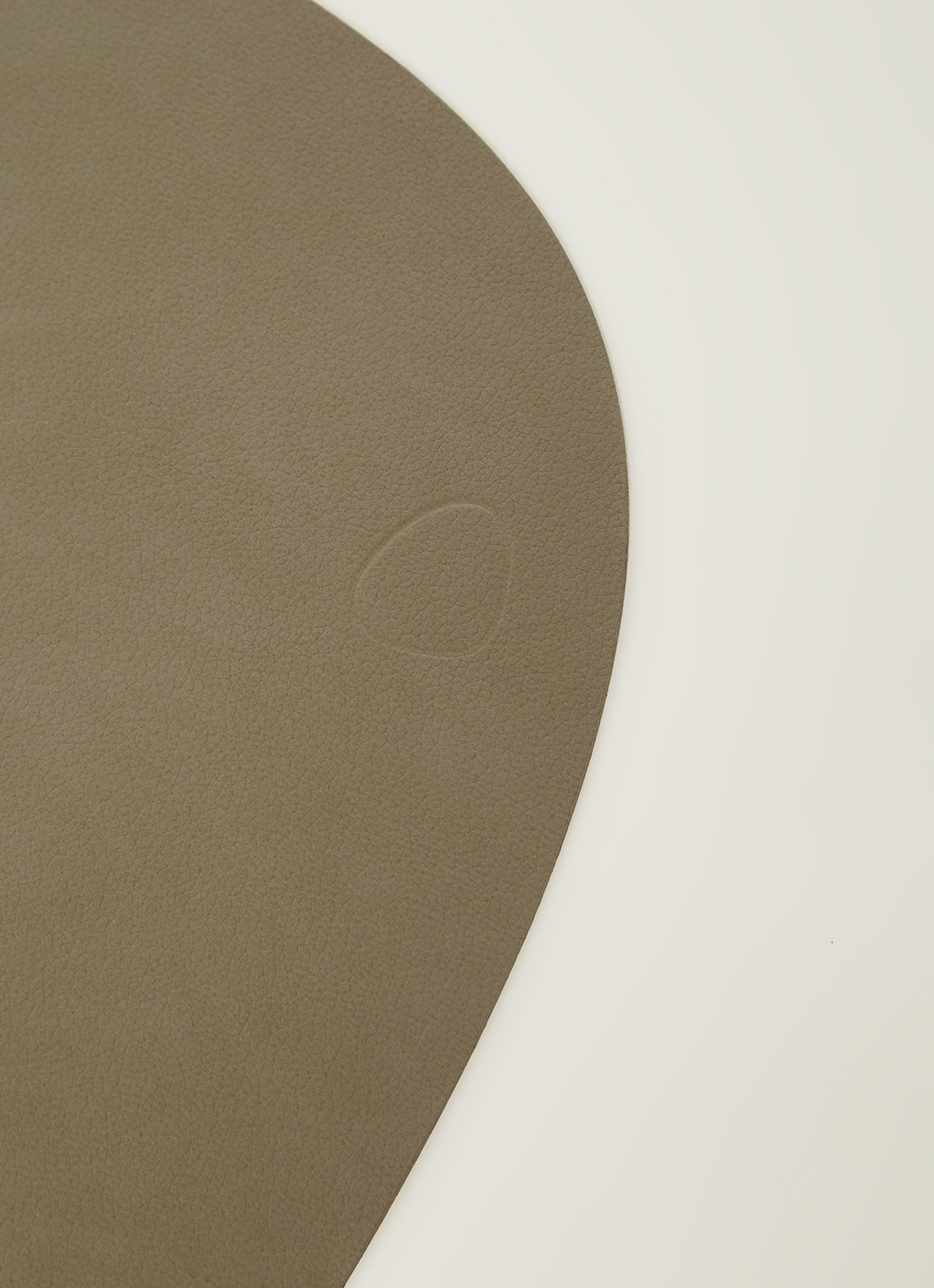 LIND DNA Curve reversible placemat van leer 37 x 44 cm - detail 3 olijfgroen