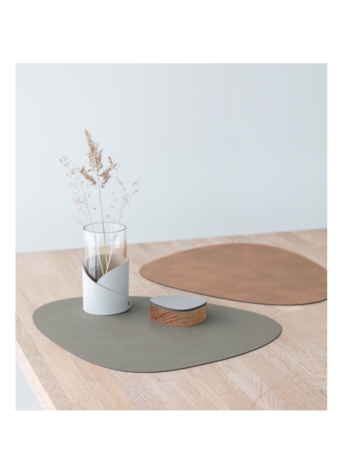 LIND DNA Curve reversible placemat van leer 37 x 44 cm - detail 4 olijfgroen
