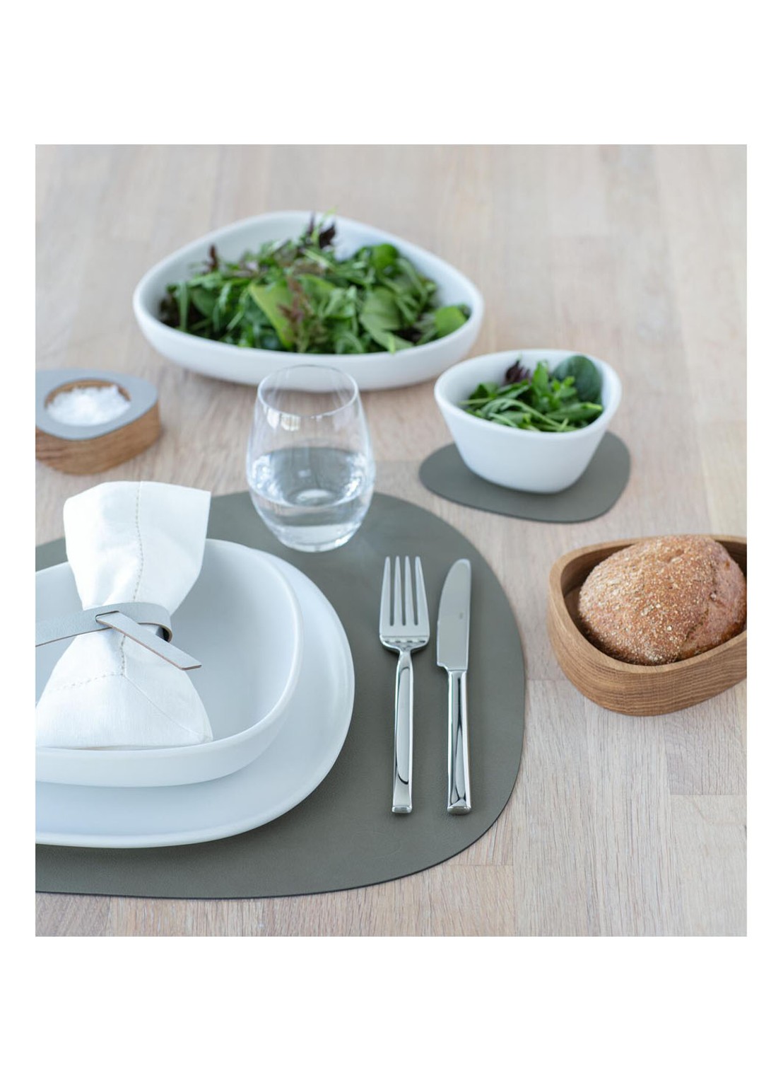 LIND DNA Curve reversible placemat van leer 37 x 44 cm - detail 5 olijfgroen