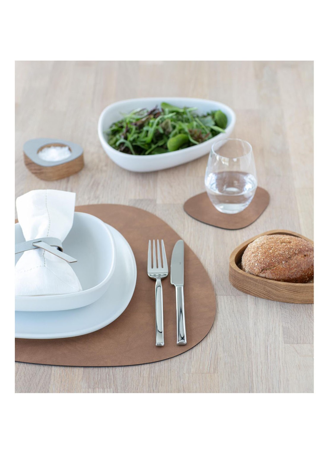 LIND DNA Curve reversible placemat van leer 37 x 44 cm - detail 6 olijfgroen