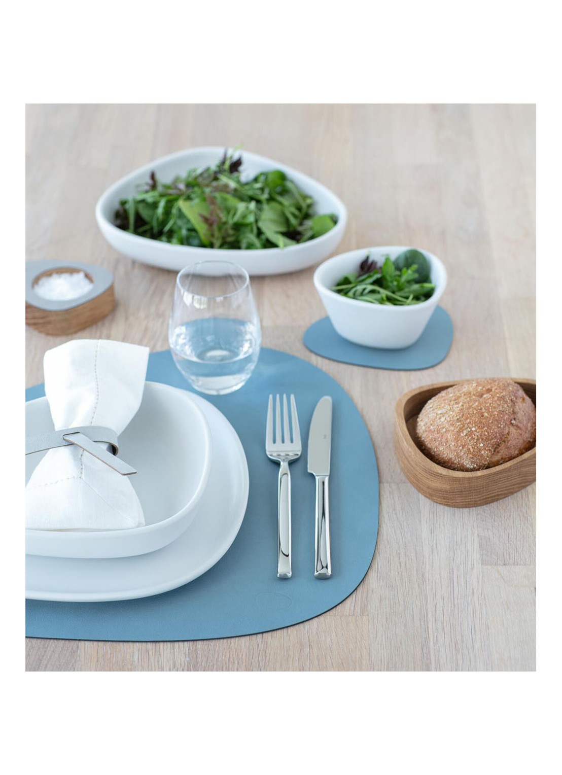 LIND DNA Curve reversible placemat van leer 37 x 44 cm - detail 3 lichtblauw