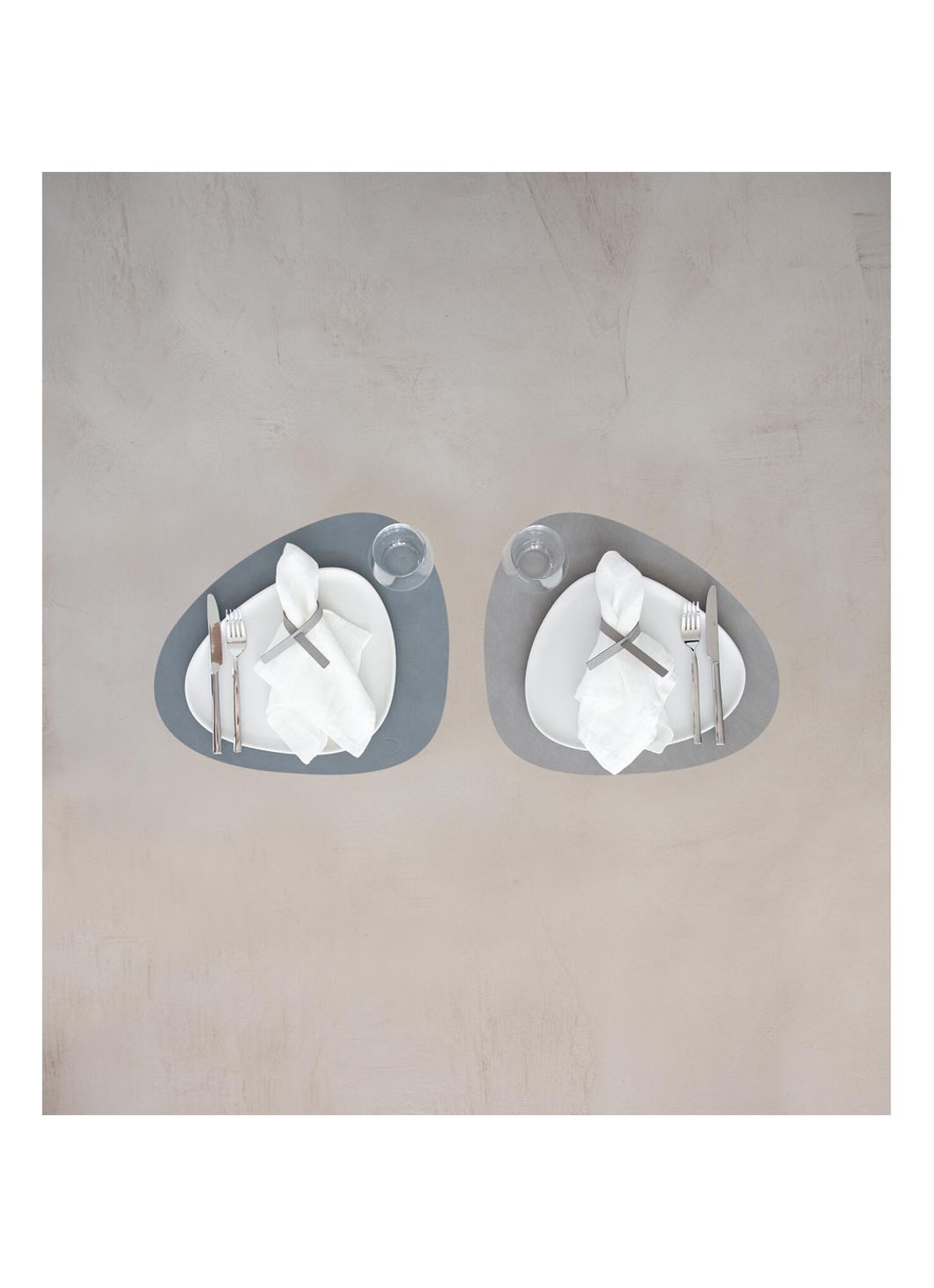 LIND DNA Curve reversible placemat van leer 37 x 44 cm - voorkant 2 lichtblauw