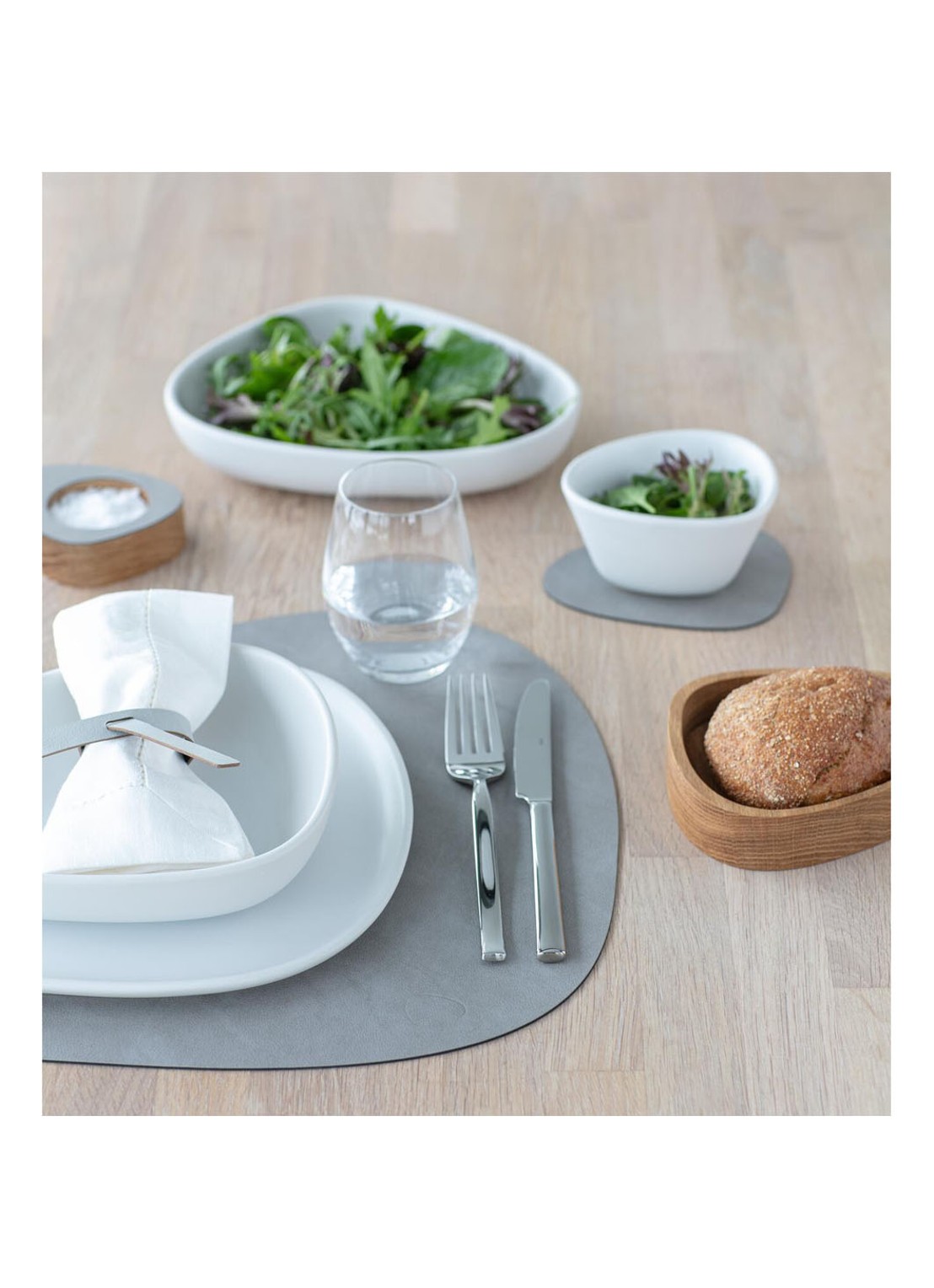 LIND DNA Giftset Curve L placemat en onderzetter van  leer set van 8  - detail 4 lichtgrijs