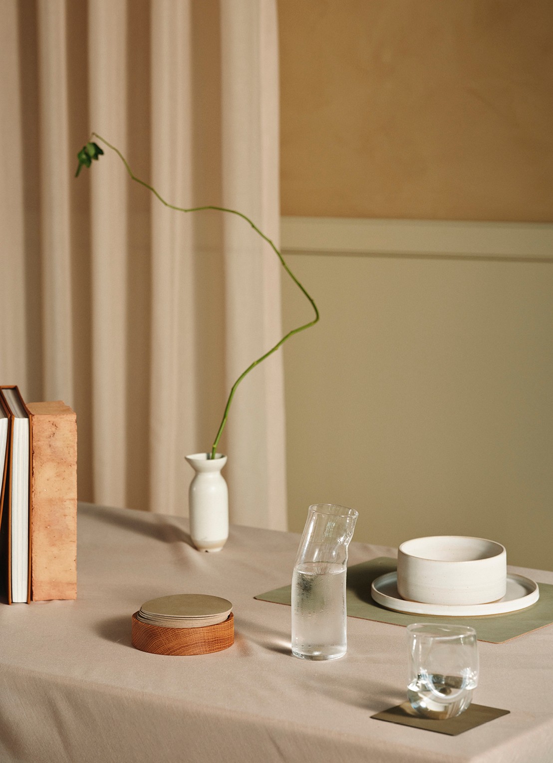 LIND DNA Onderzetter houder van hout - voorkant 2 beige