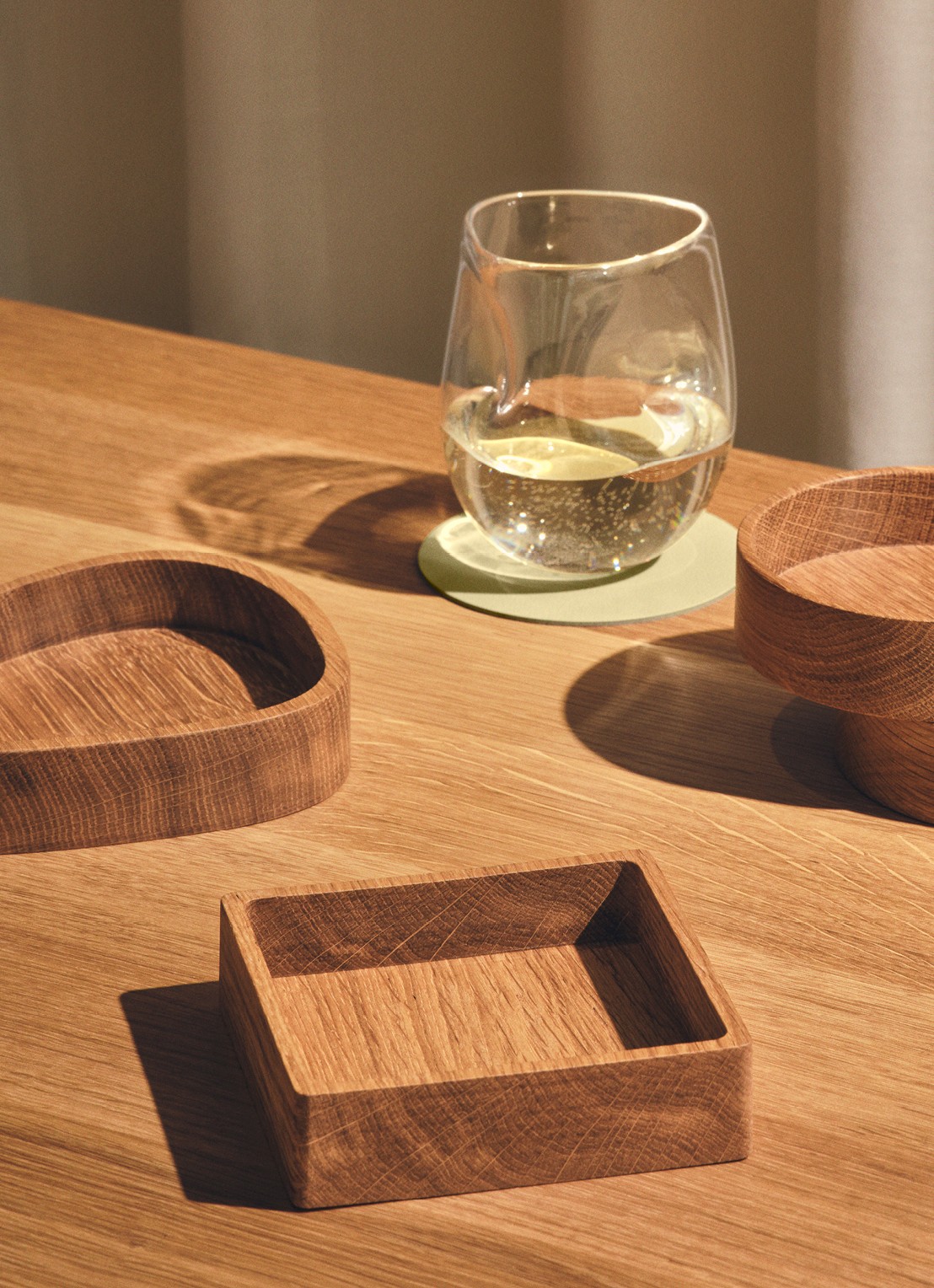 LIND DNA Onderzetter houder van hout - voorkant 3 beige