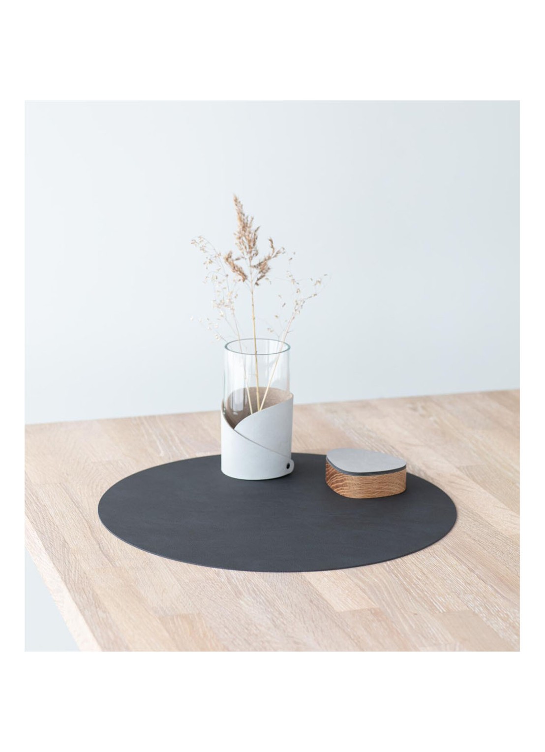 LIND DNA Table Mat Circle placemat van  leer 40 cm - achterkant 2 zwart