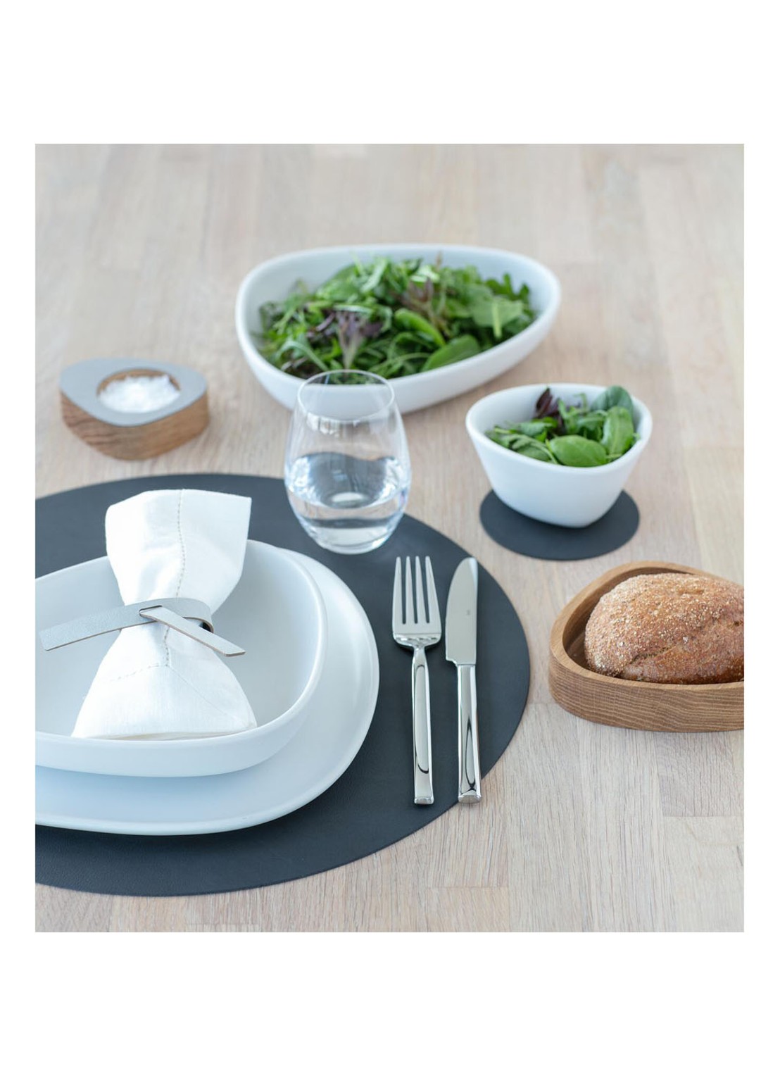 LIND DNA Table Mat Circle placemat van  leer 40 cm - detail zwart