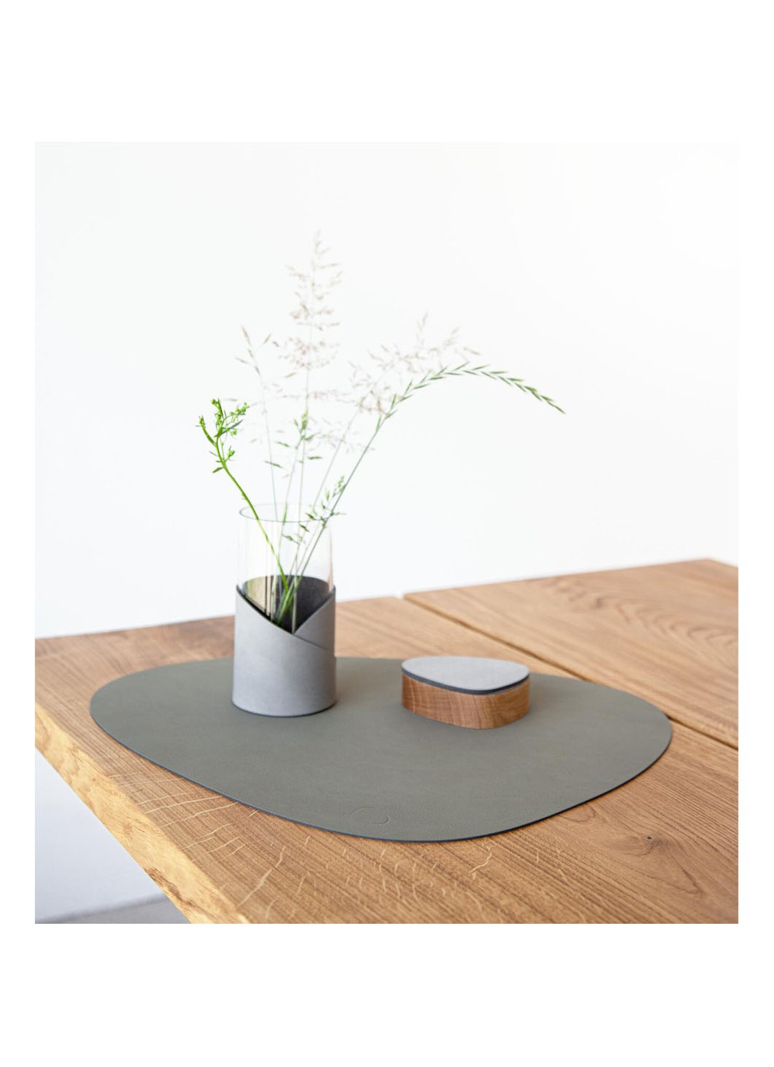 LIND DNA Table Mat Curve placemat van leer 37 x 44 cm - detail 3 legergroen
