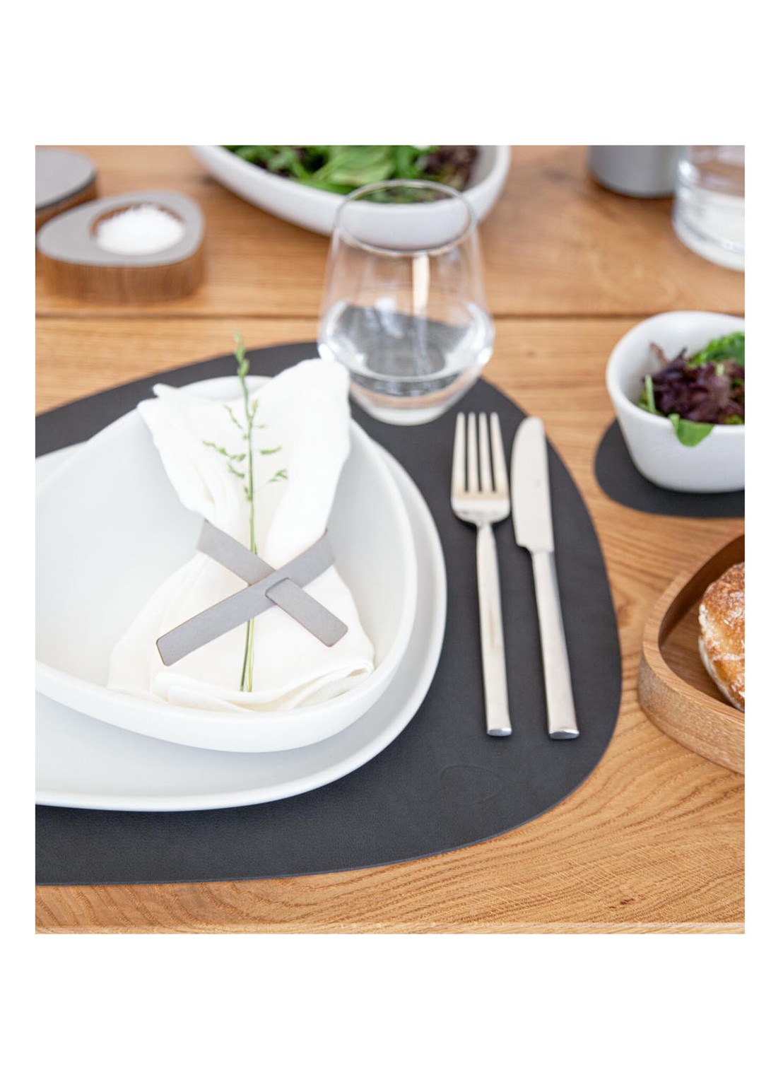 LIND DNA Table Mat Curve placemat van leer 37 x 44 cm - detail 4 zwart