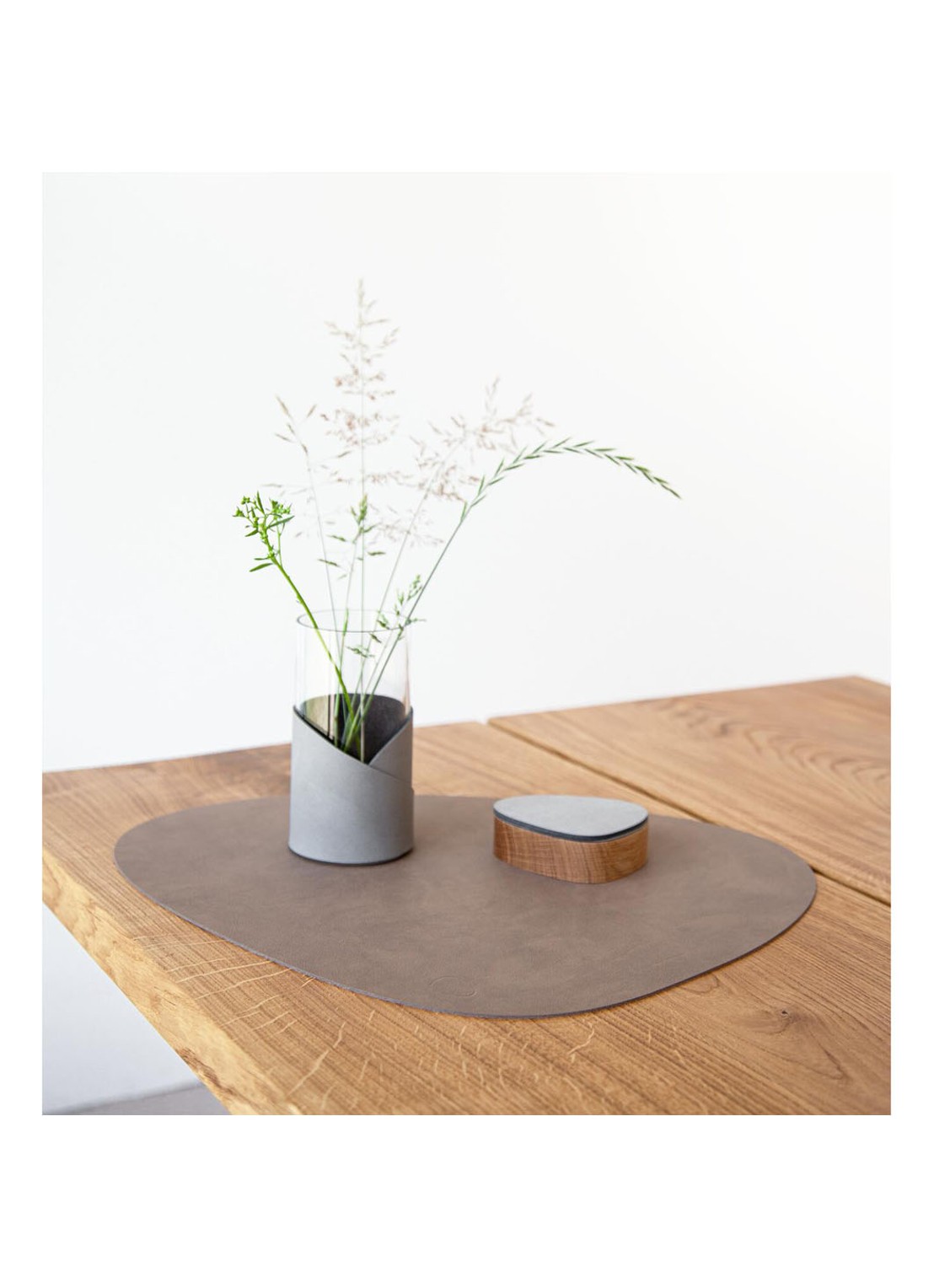 LIND DNA  Table Mat Curve placemat van leer 37 x 44 cm - detail donkerbruin