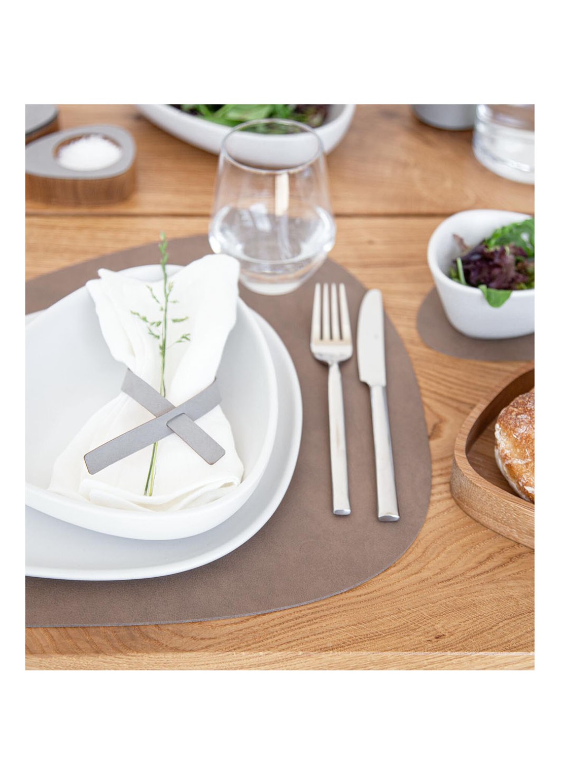 LIND DNA  Table Mat Curve placemat van leer 37 x 44 cm - detail 2 donkerbruin
