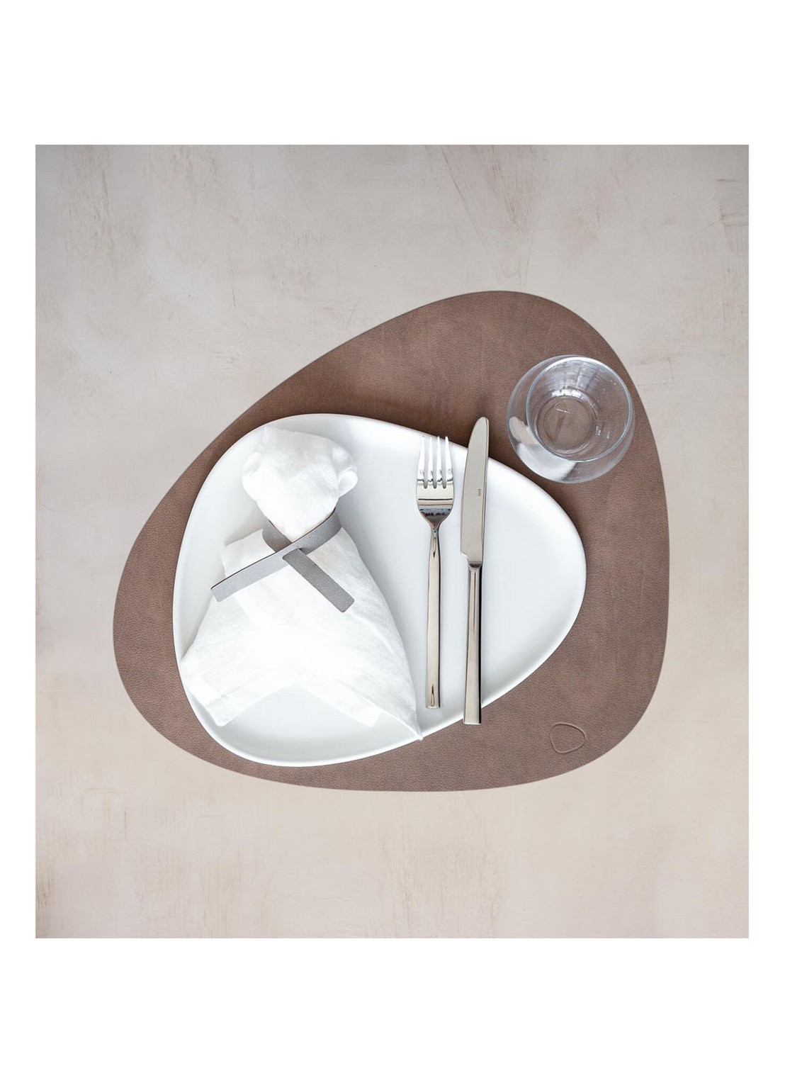 LIND DNA  Table Mat Curve placemat van leer 37 x 44 cm - voorkant 4 donkerbruin