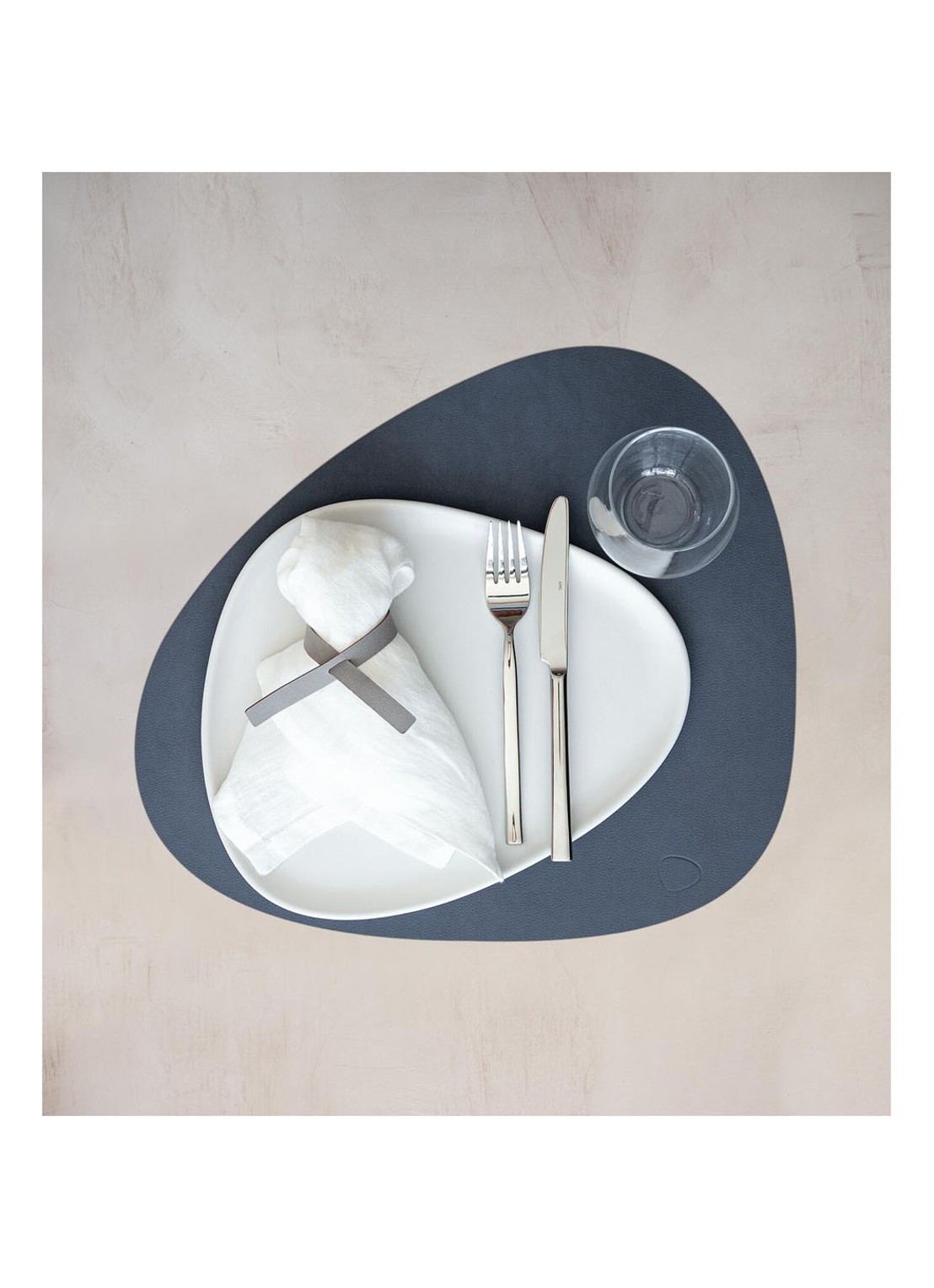 LIND DNA Table Mat Curve placemat van leer 37 x 44 cm - voorkant 2 donkerblauw