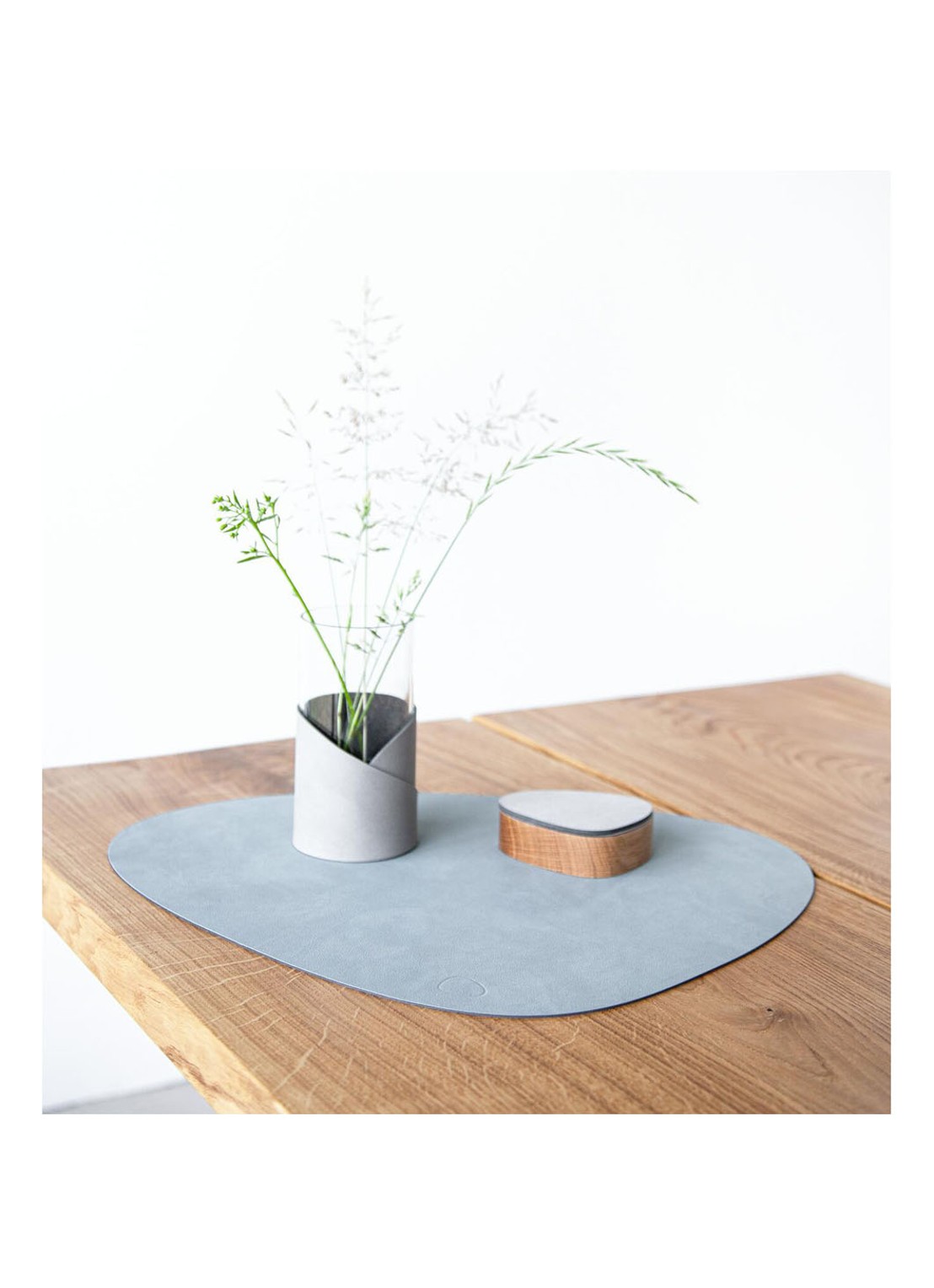 LIND DNA Table Mat Curve placemat van leer 37 x 44 cm - detail 3 blauwgrijs