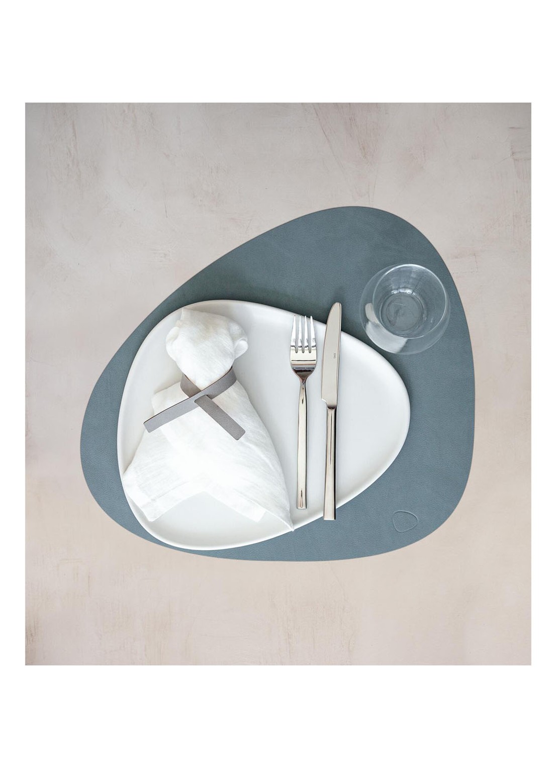 LIND DNA Table Mat Curve placemat van leer 37 x 44 cm - voorkant 2 blauwgrijs