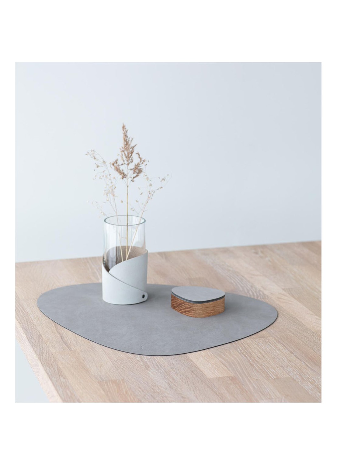 LIND DNA Table Mat Curve placemat van leer 37 x 44 cm - detail 3 taupe