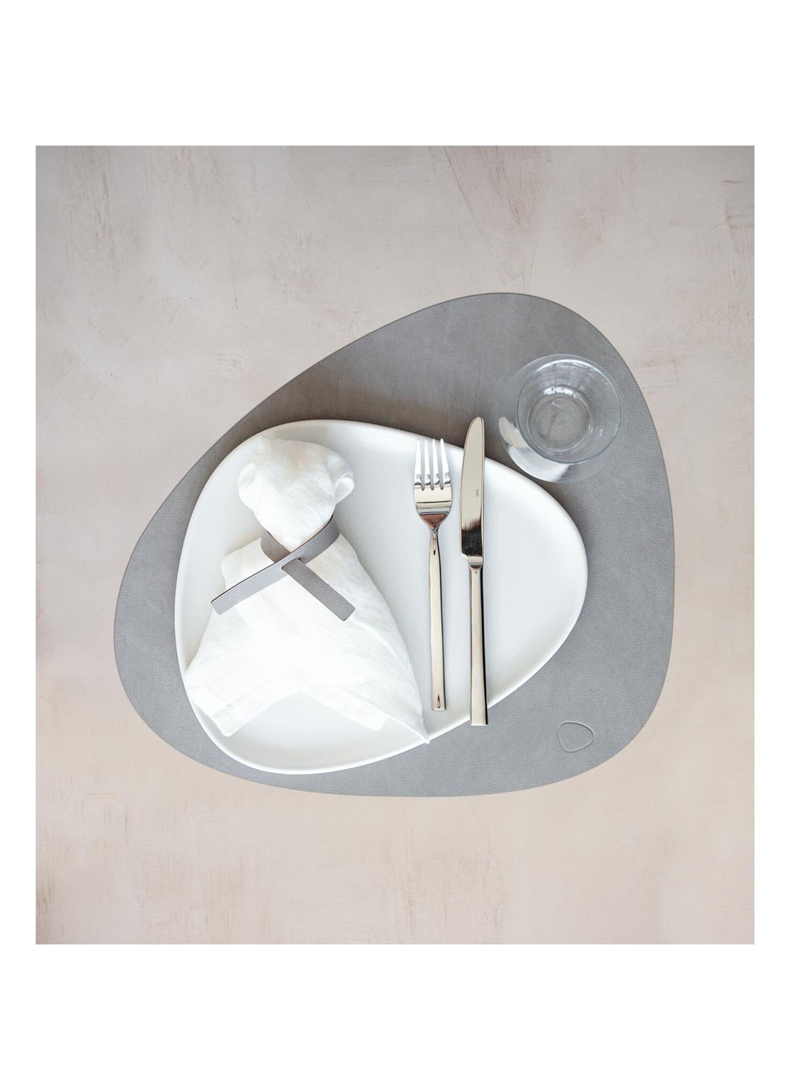 LIND DNA Table Mat Curve placemat van leer 37 x 44 cm - voorkant 2 taupe