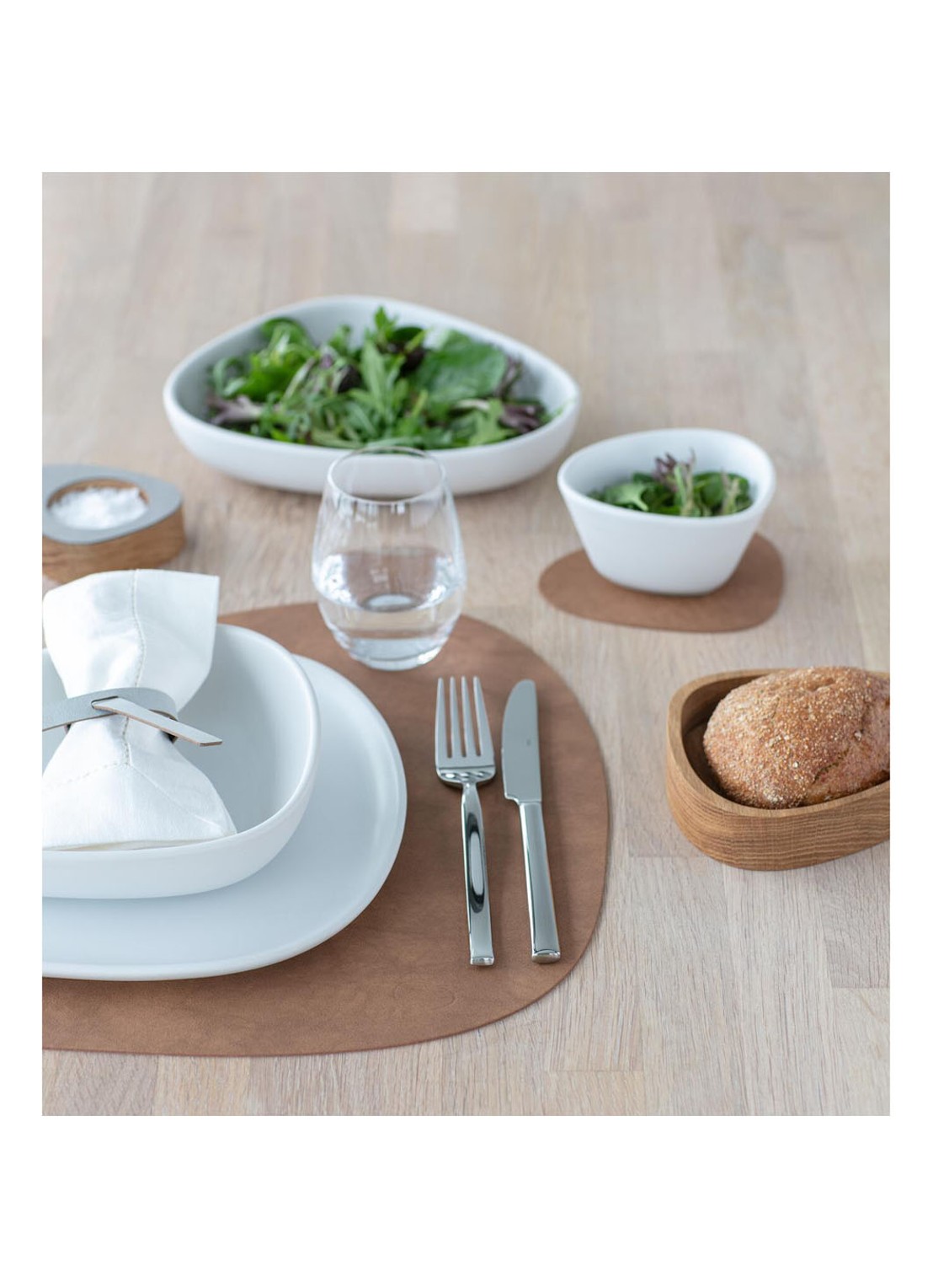 LIND DNA Table Mat Curve placemat van leer 37 x 44 cm - detail 4 bruin