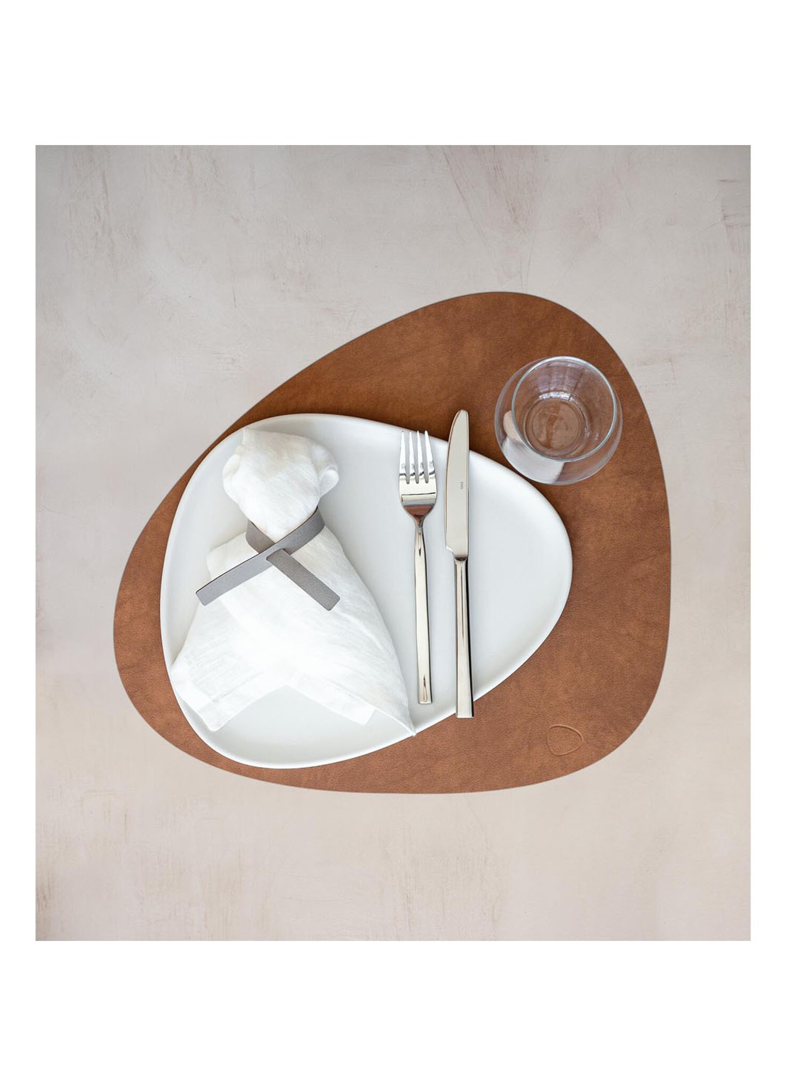 LIND DNA Table Mat Curve placemat van leer 37 x 44 cm - voorkant 2 bruin