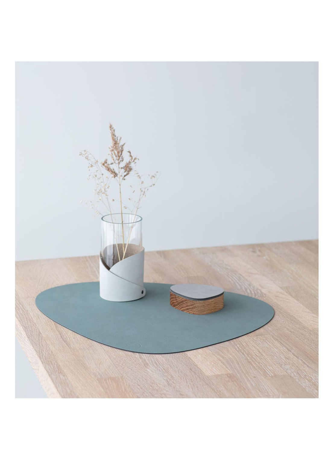 LIND DNA Table Mat Curve placemat van leer 37 x 44 cm - detail 3 groen