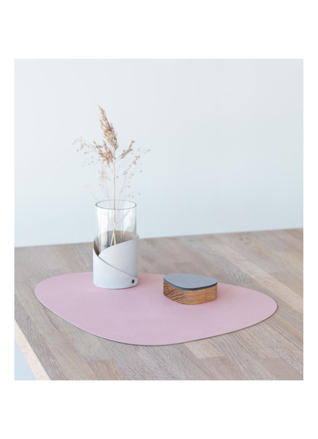 LIND DNA Table Mat Curve placemat van leer 37 x 44 cm - detail lichtroze