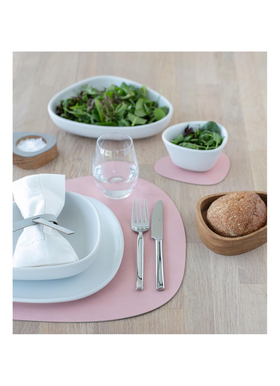 LIND DNA Table Mat Curve placemat van leer 37 x 44 cm - detail 2 lichtroze