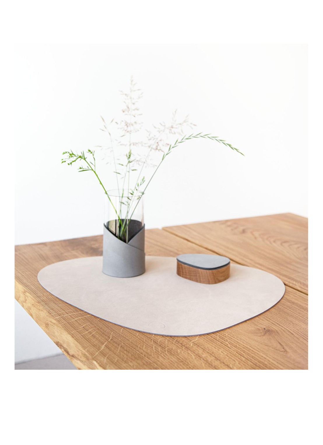 LIND DNA  Table Mat Curve placemat van leer 37 x 44 cm - detail zand