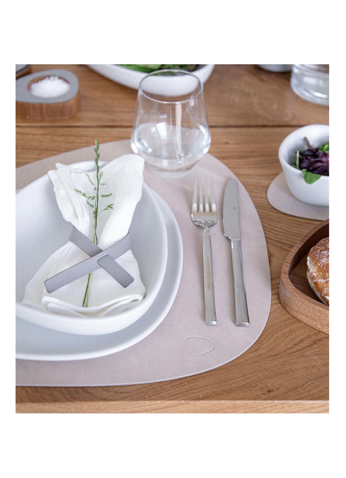 LIND DNA  Table Mat Curve placemat van leer 37 x 44 cm - detail 2 zand