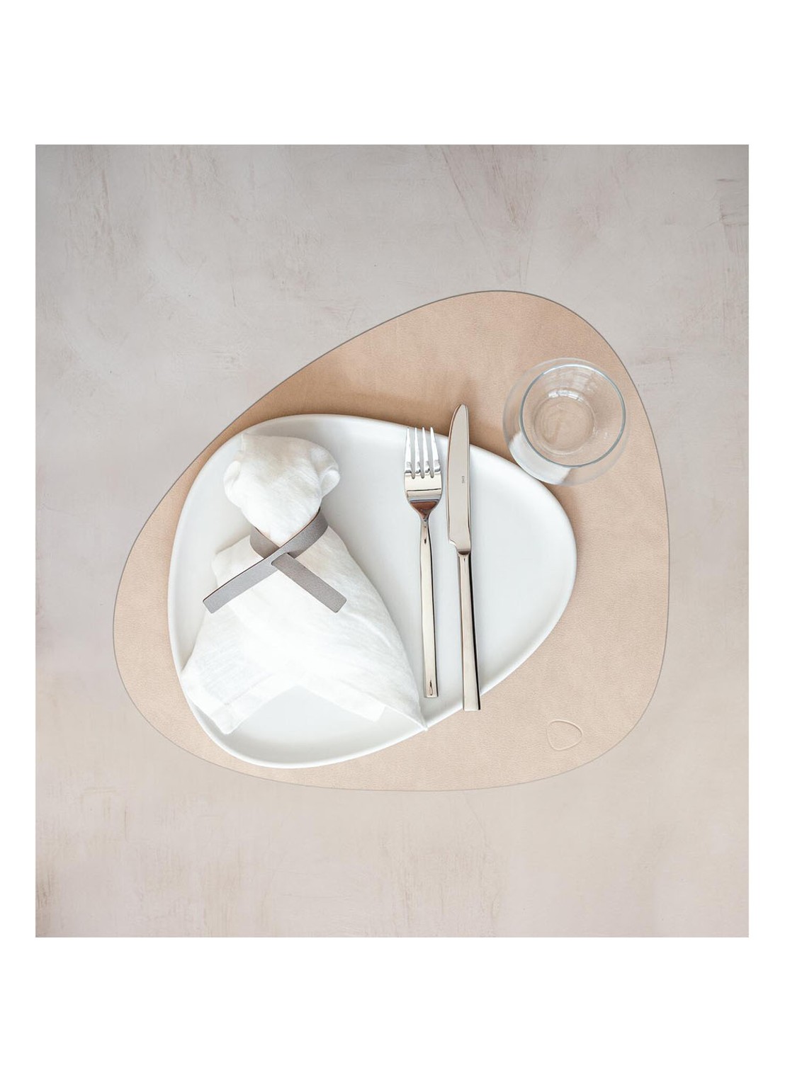 LIND DNA  Table Mat Curve placemat van leer 37 x 44 cm - voorkant 4 zand
