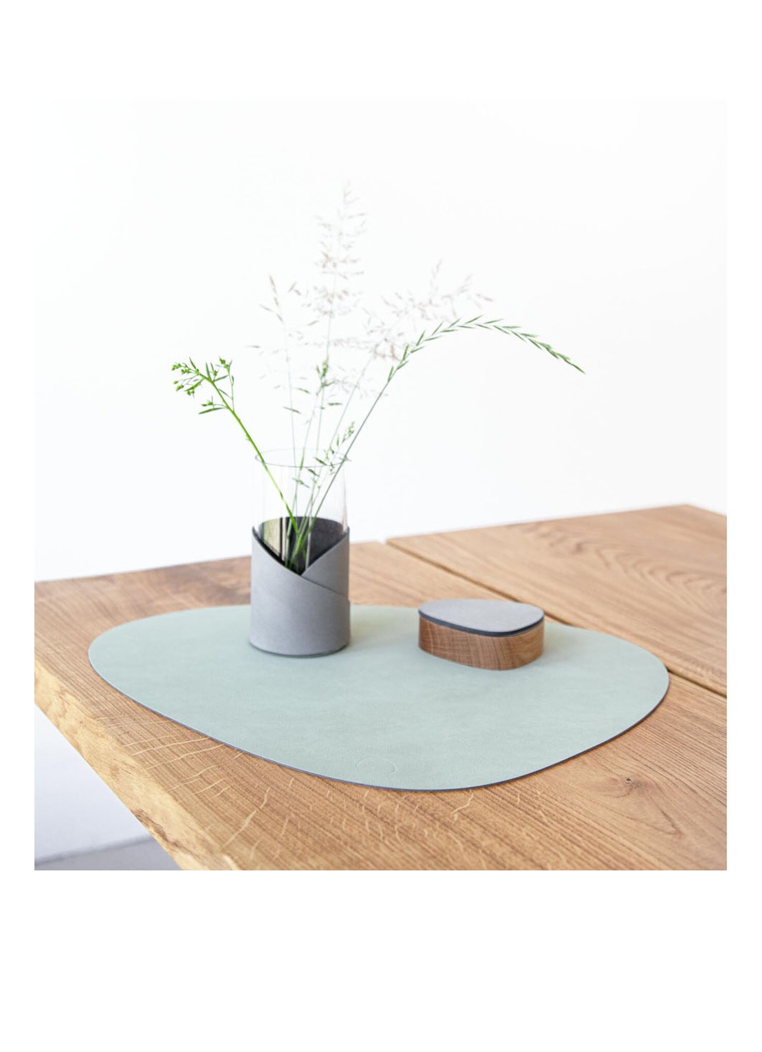 LIND DNA Table Mat Curve placemat van leer 37 x 44 cm - achterkant 3 olijfgroen