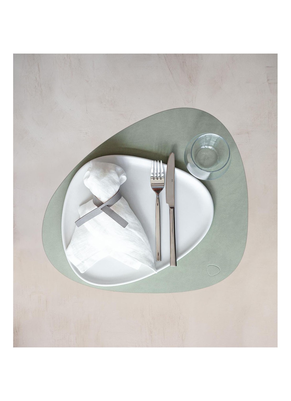 LIND DNA Table Mat Curve placemat van leer 37 x 44 cm - voorkant 2 olijfgroen