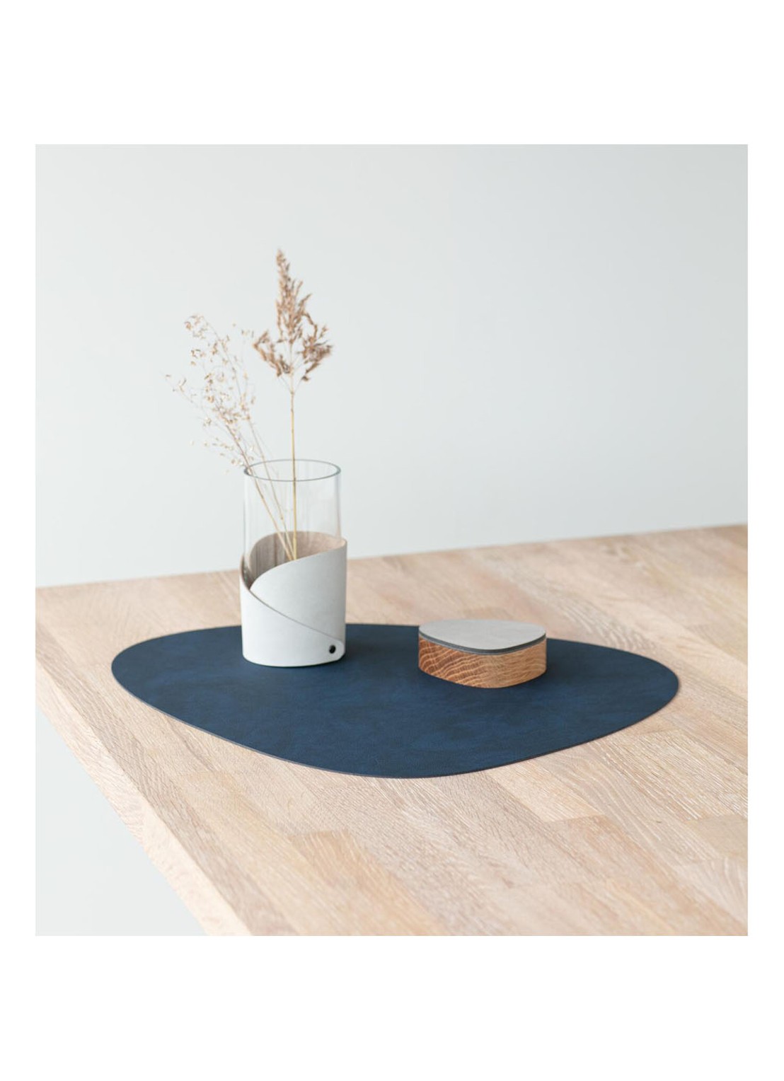 LIND DNA Table Mat Curve placemat van  leer 37 x 44 cm - achterkant 3 donkerblauw