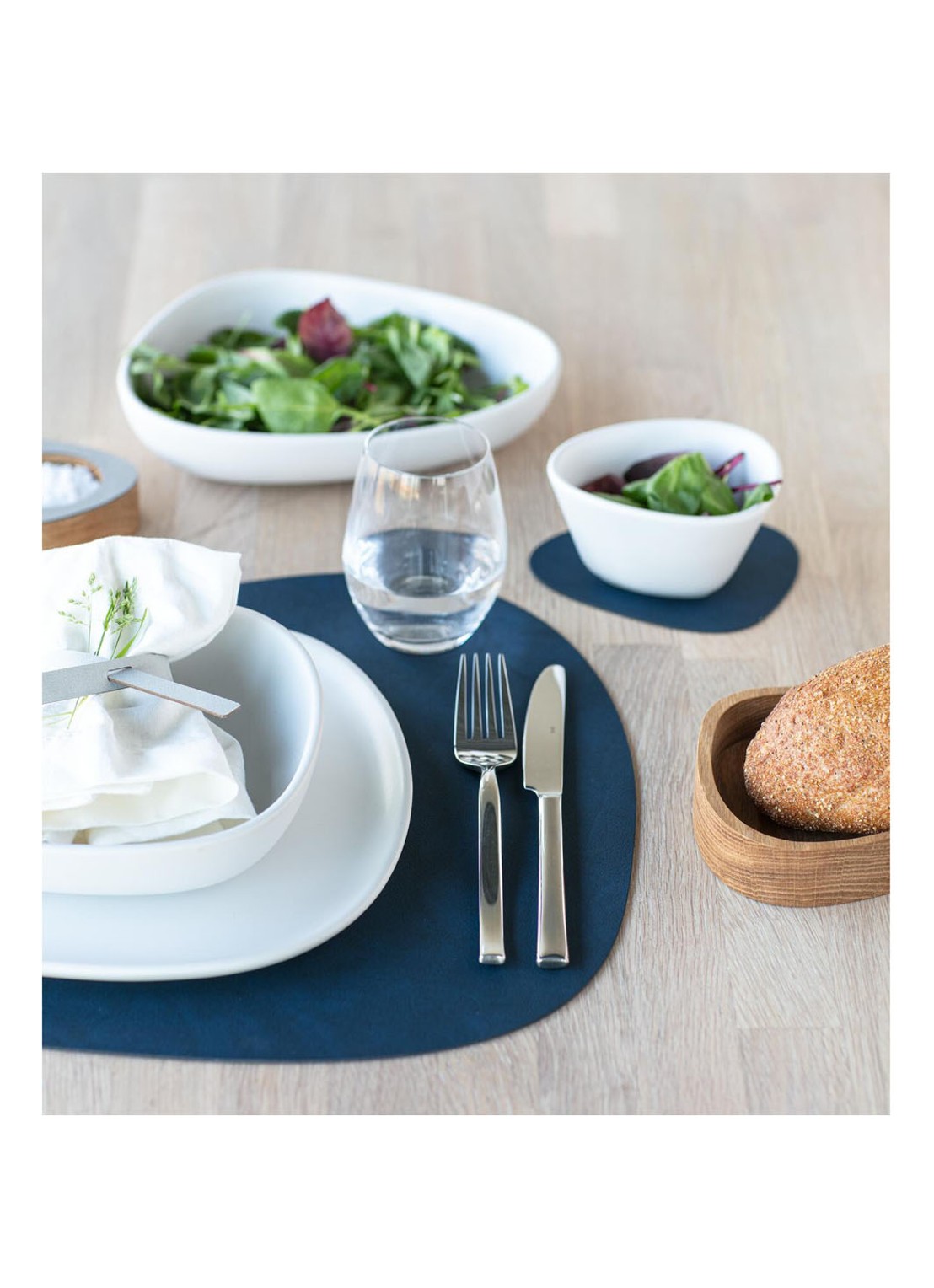 LIND DNA Table Mat Curve placemat van  leer 37 x 44 cm - detail 4 donkerblauw