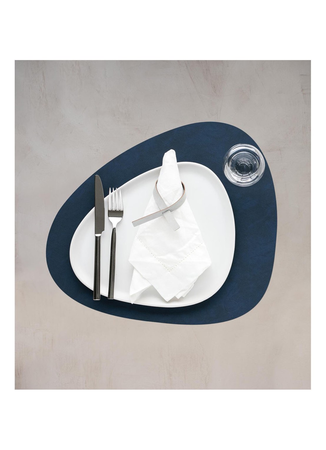 LIND DNA Table Mat Curve placemat van  leer 37 x 44 cm - voorkant 2 donkerblauw