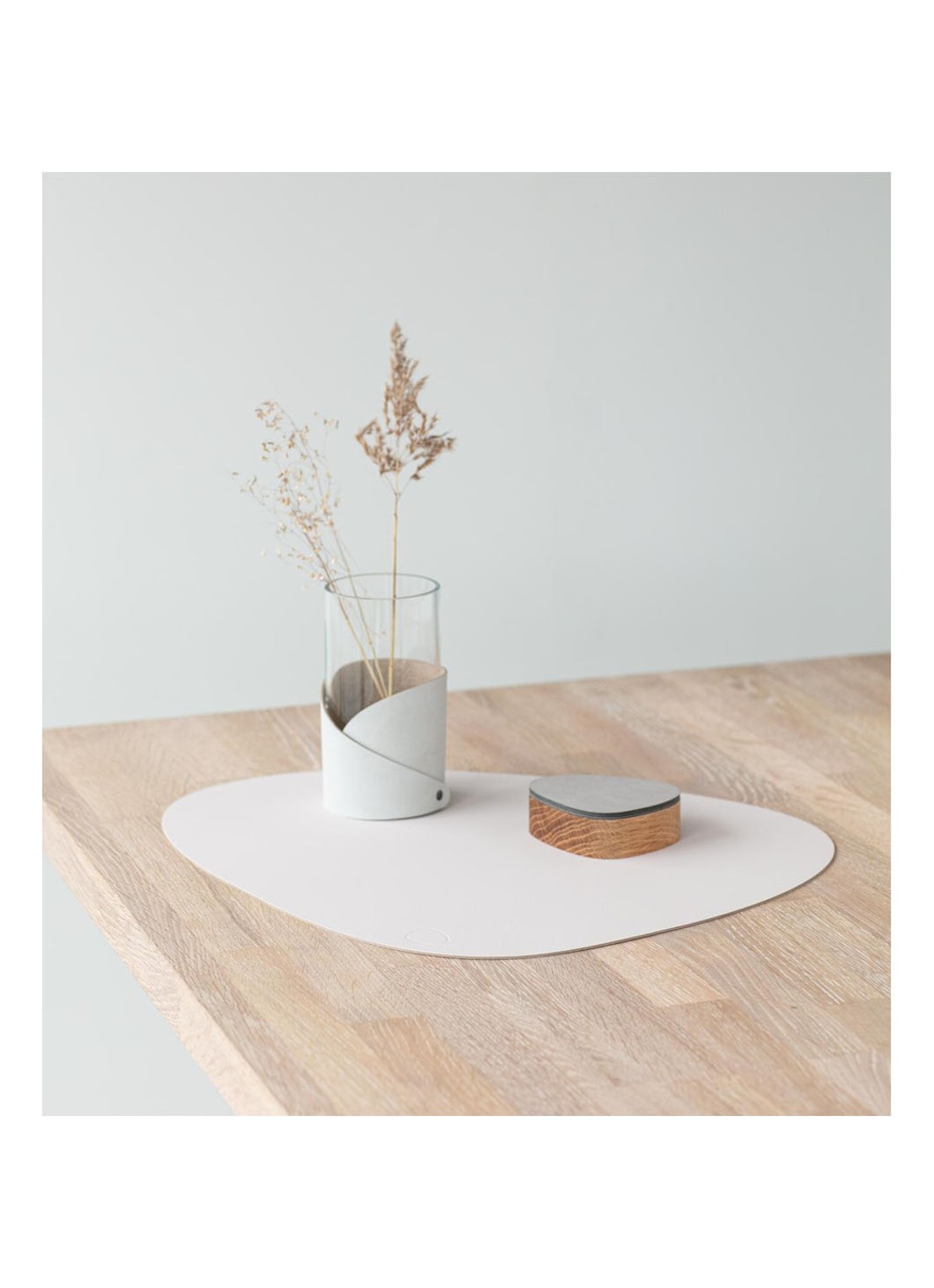 LIND DNA Table Mat Curve placemat van  leer 37 x 44 cm - achterkant beige