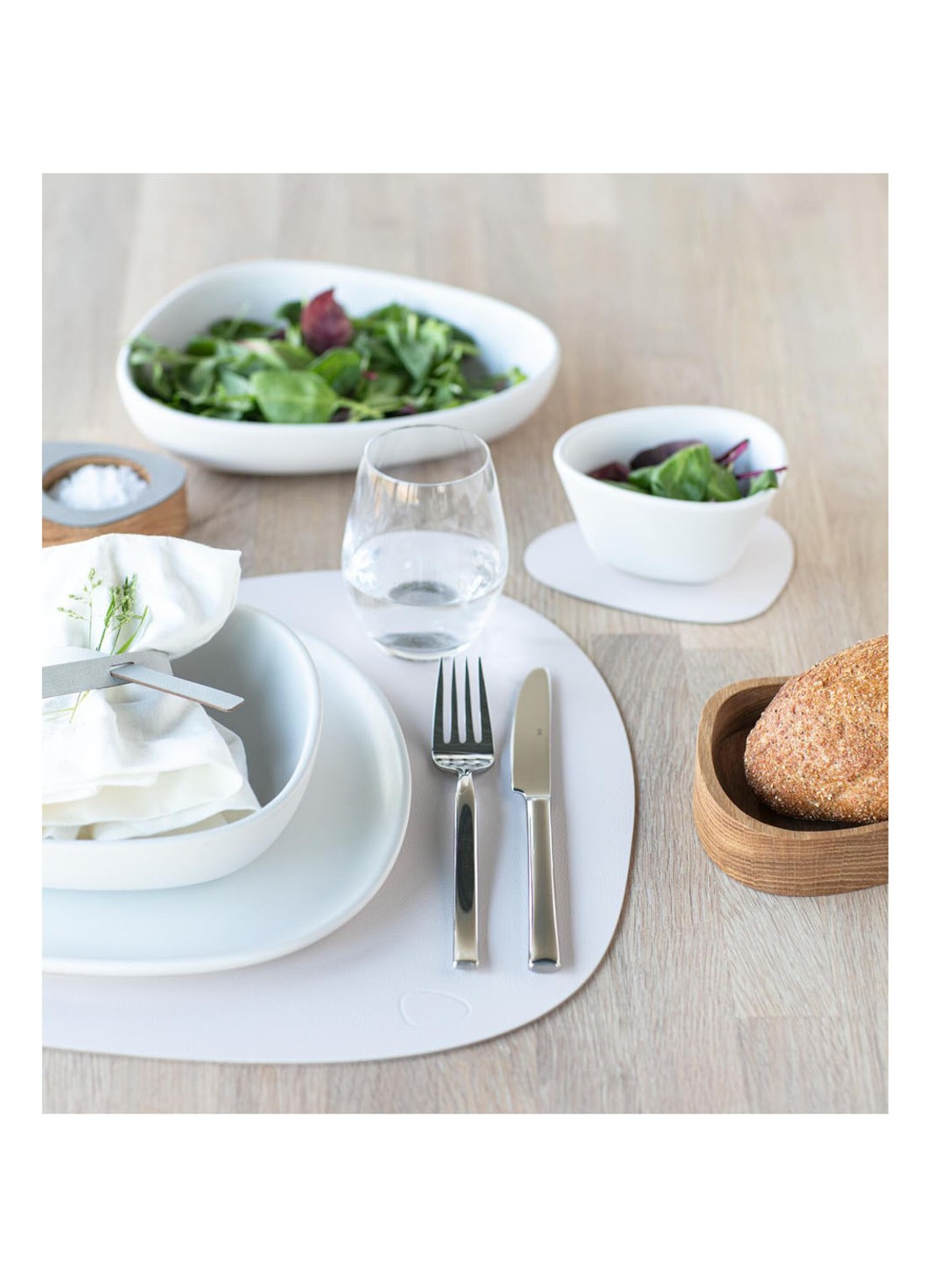 LIND DNA Table Mat Curve placemat van  leer 37 x 44 cm - detail 2 beige