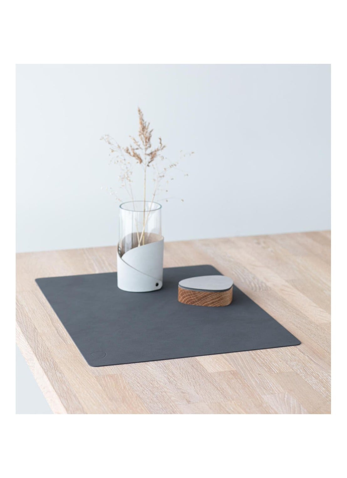 LIND DNA Table Mat placemat van leer 35 x 45 cm - detail 3 antraciet