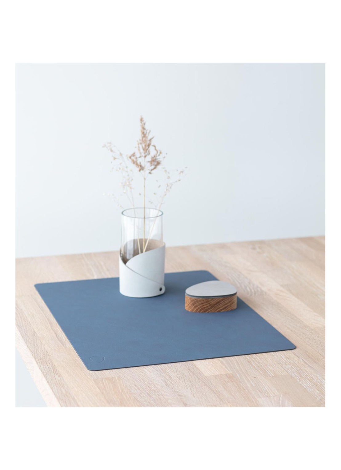 LIND DNA Table Mat placemat van leer 35 x 45 cm - detail 3 donkerblauw