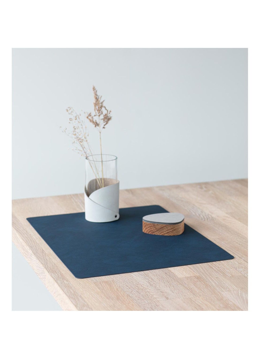 LIND DNA Table Mat Square placemat van  leer 35 x 45 cm - achterkant 4 donkerblauw