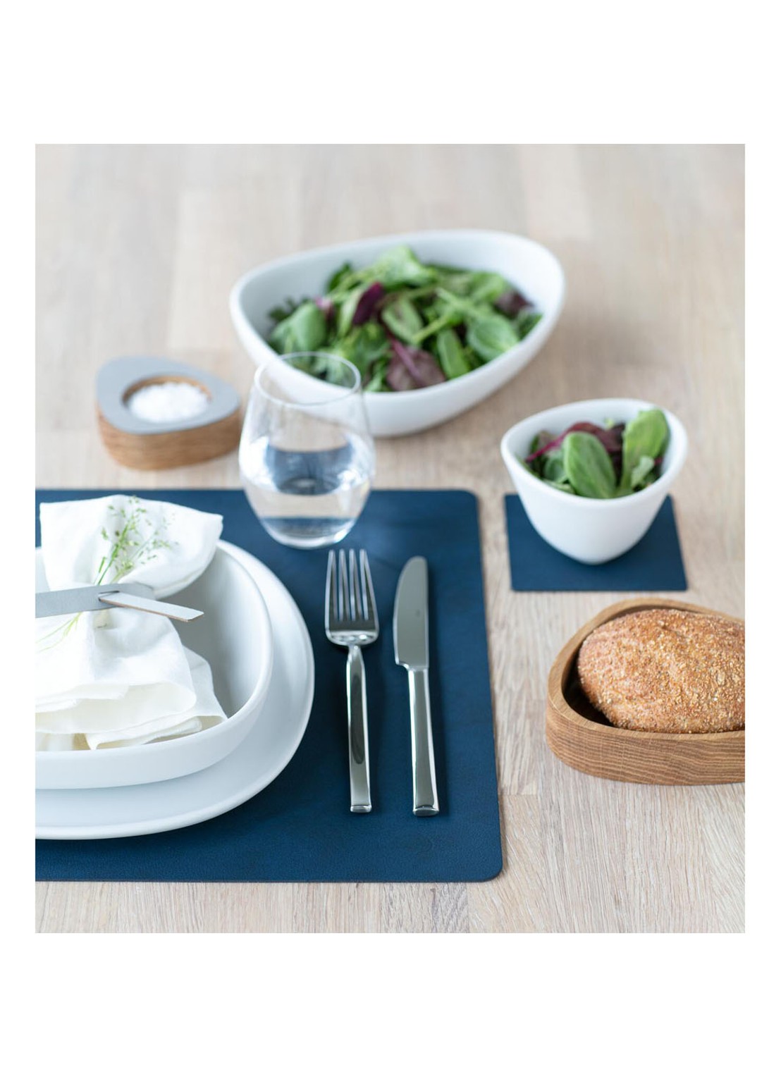 LIND DNA Table Mat Square placemat van  leer 35 x 45 cm - detail 3 donkerblauw
