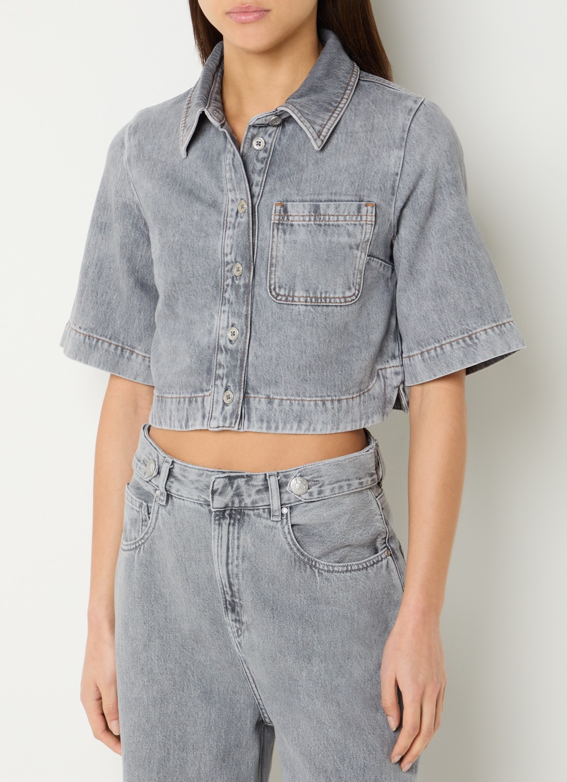 Liu Jo Cropped blouse van denim met borstzak - detail lichtgrijs