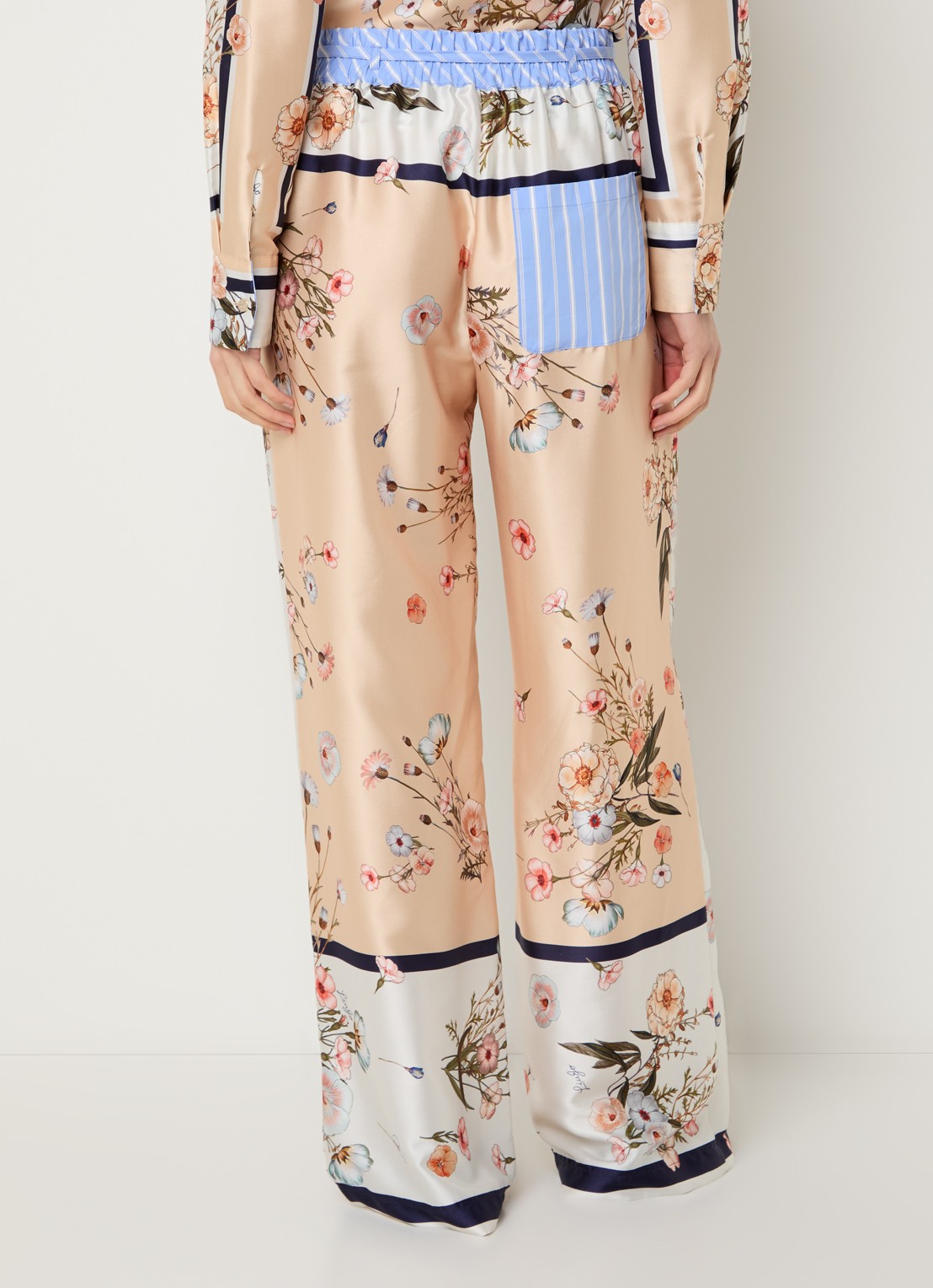 Liu Jo High waist loose fit broek van satijn met bloemenprint - achterkant beige