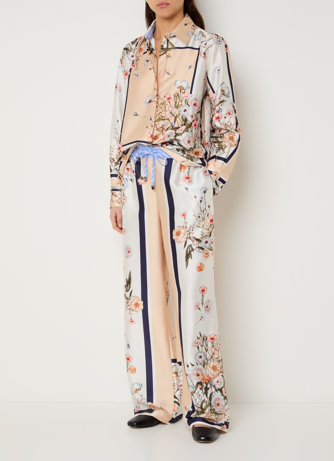 Liu Jo High waist loose fit broek van satijn met bloemenprint - voorkant 3 beige